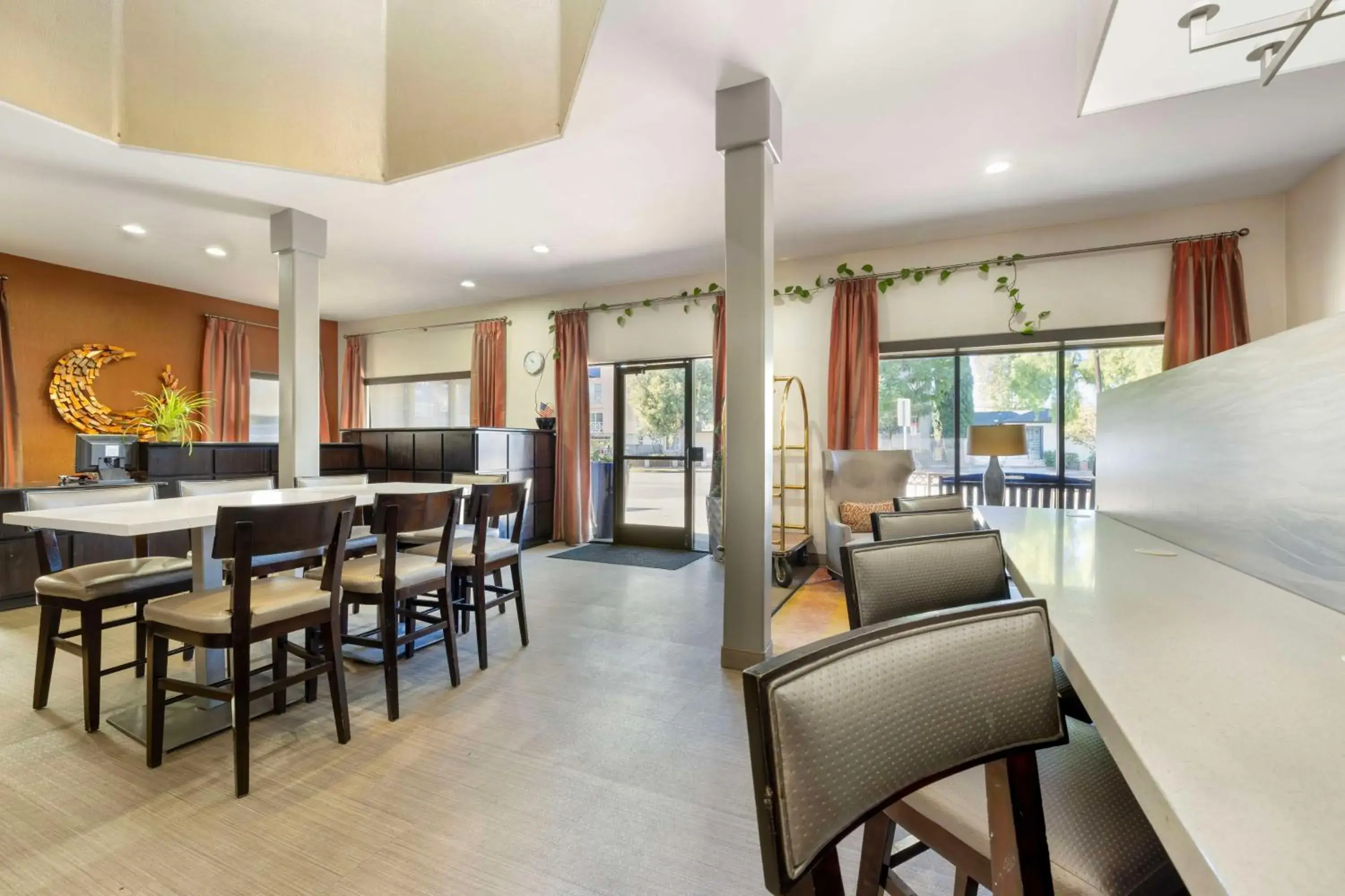 Breakfast in Best Western Royal Palace Inn & Suites Breakfast in Best Western Royal Palace Inn & Suites