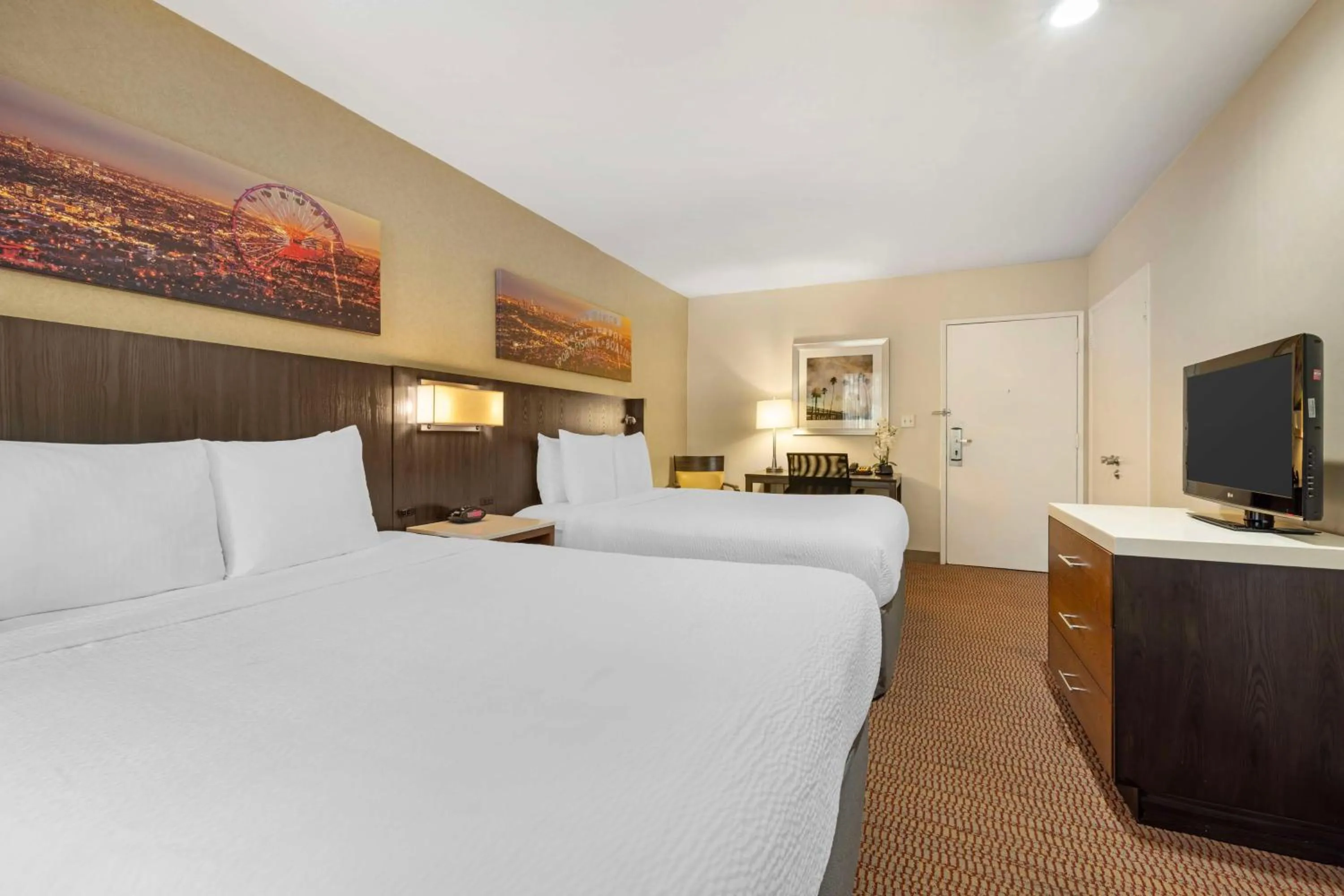 Photo of the whole room, Bed in Best Western Royal Palace Inn & Suites