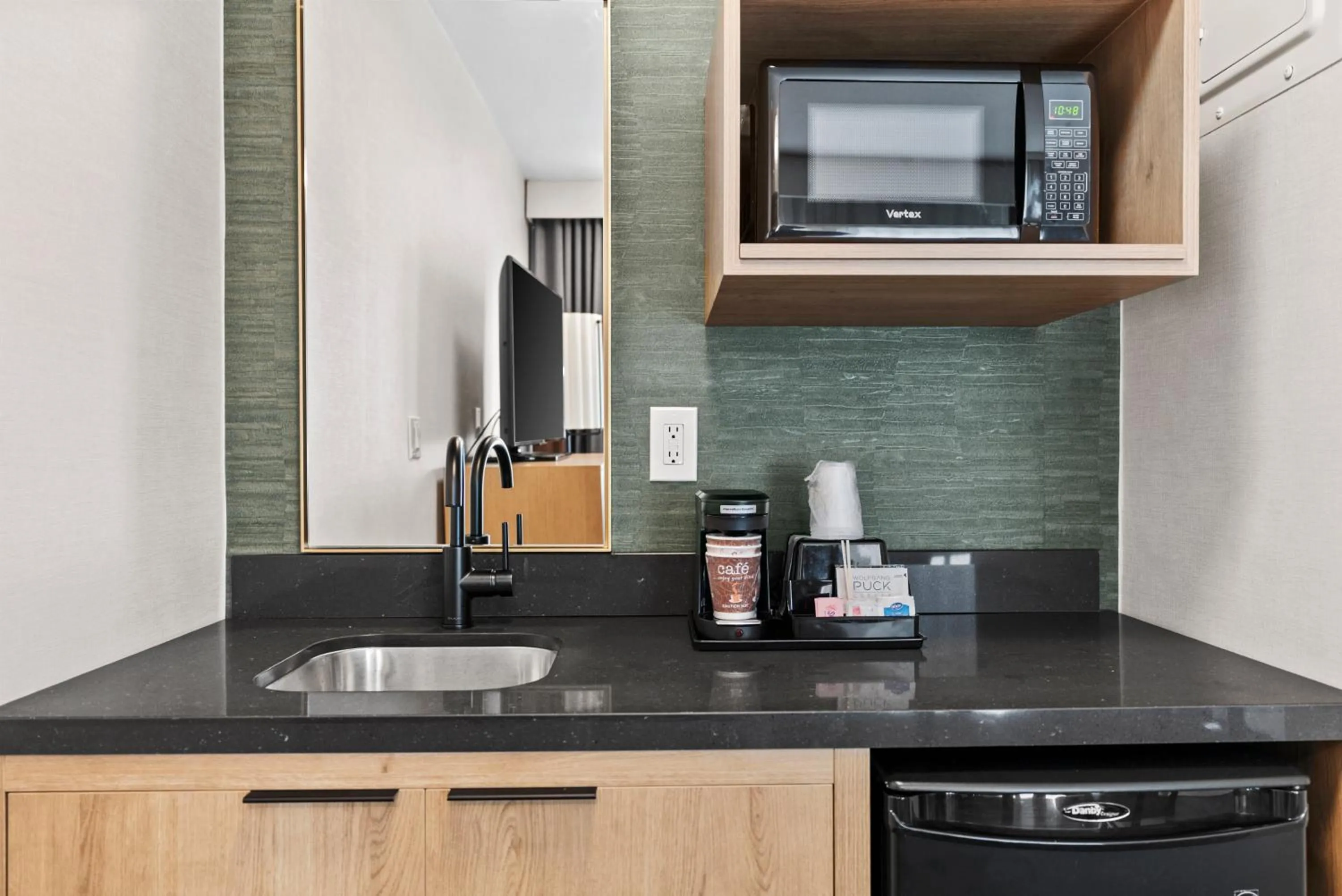 microwave in Royal Palace Westwood Hotel