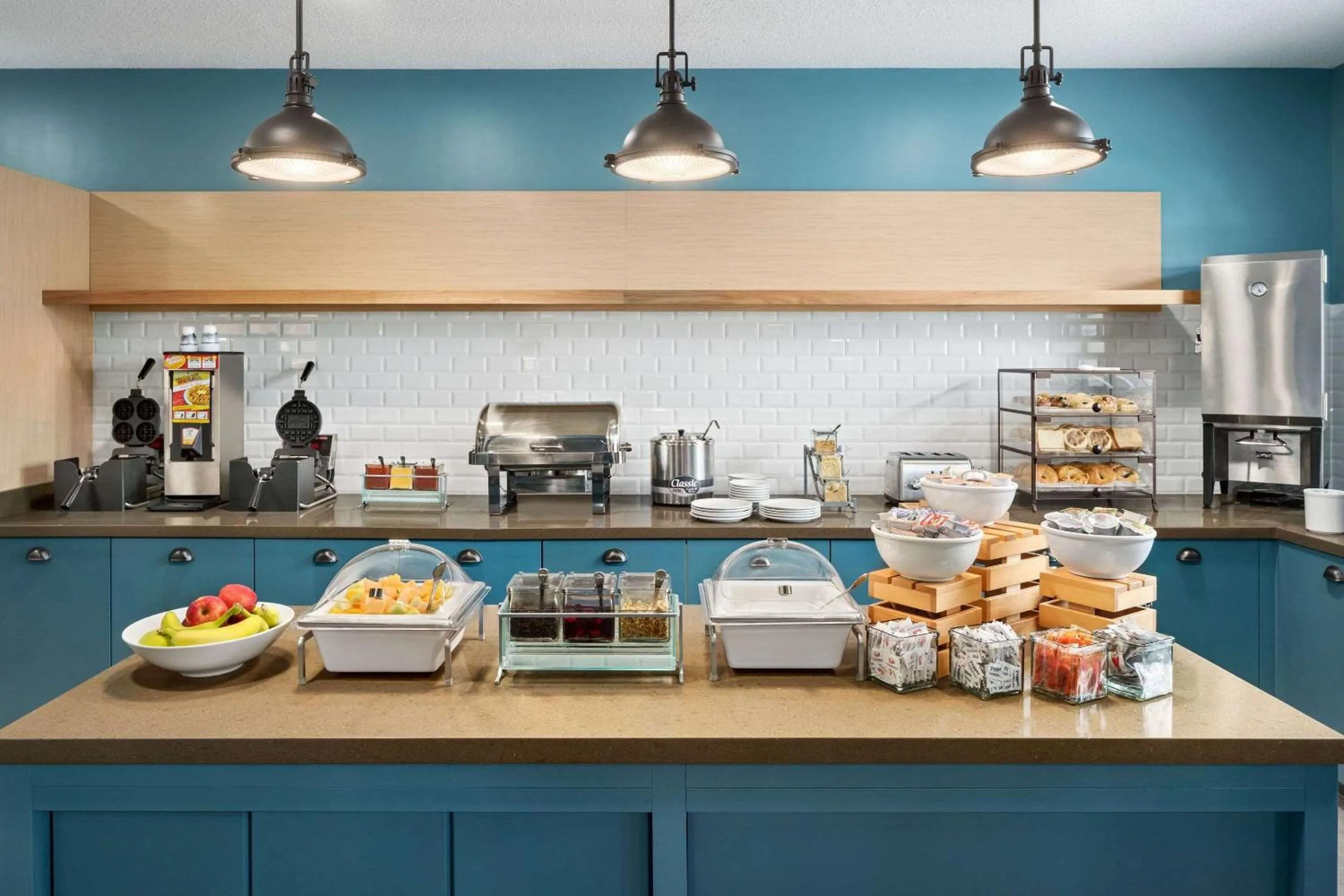 Breakfast in Country Inn & Suites by Radisson, Novi, MI