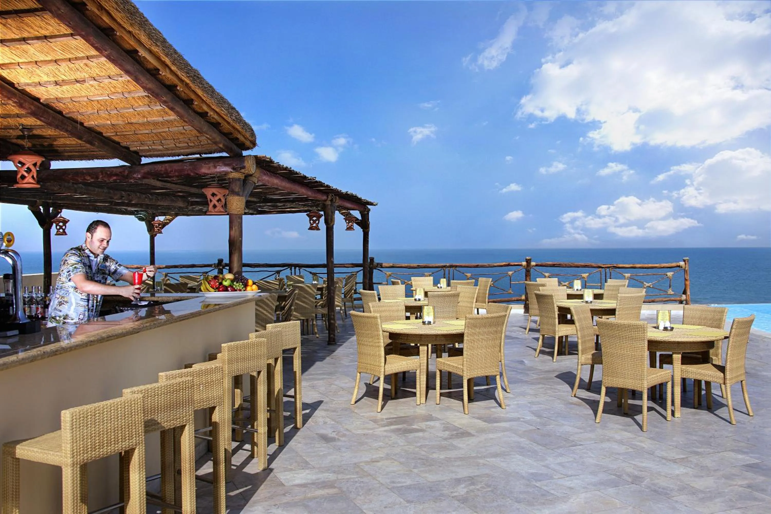 Lounge or bar in The Cove Rotana Resort - Ras Al Khaimah