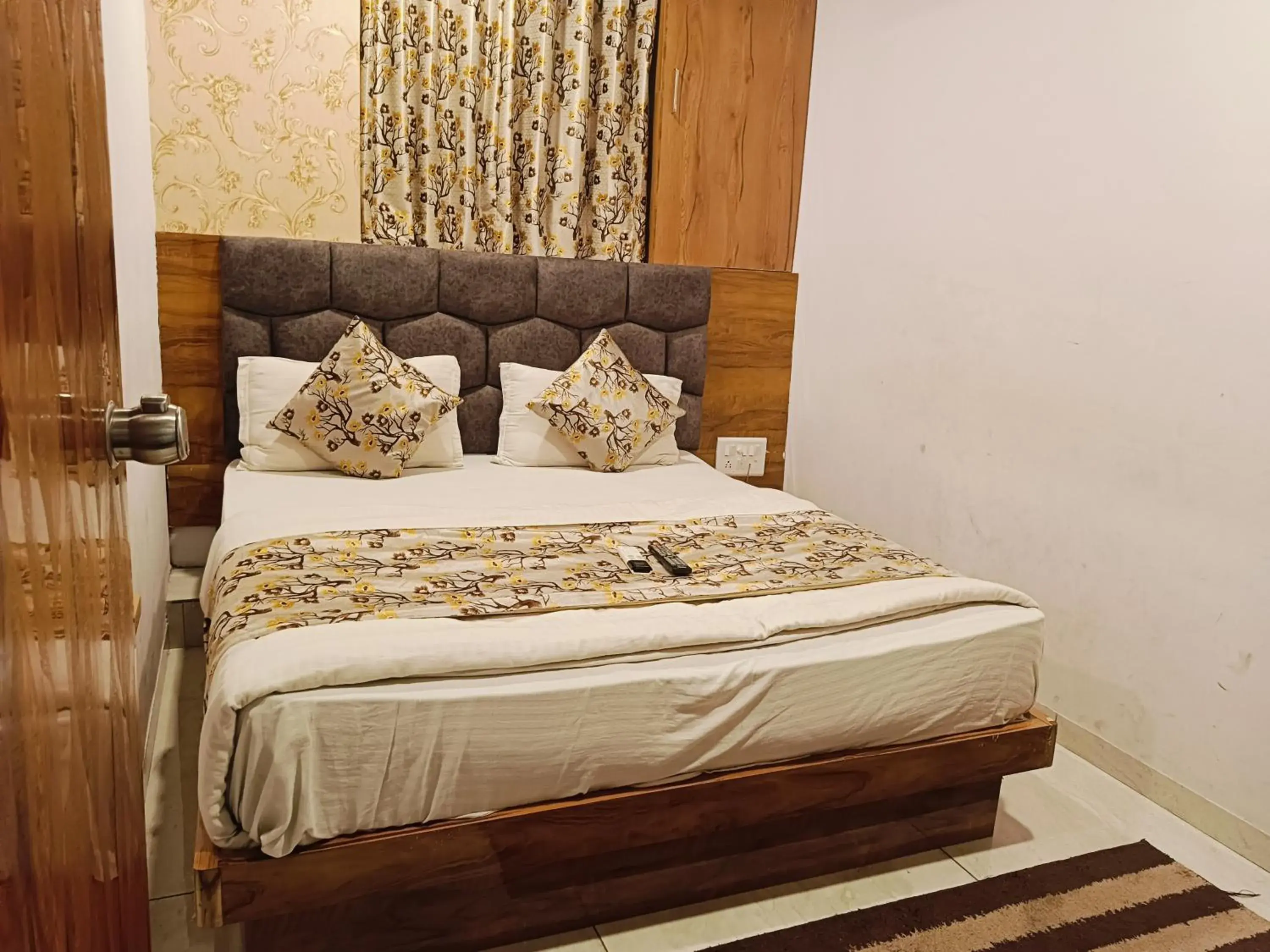 Deluxe Single Room - single occupancy in Hotel Mansarovar,Vadodara Deluxe Single Room - single occupancy in Hotel Mansarovar,Vadodara