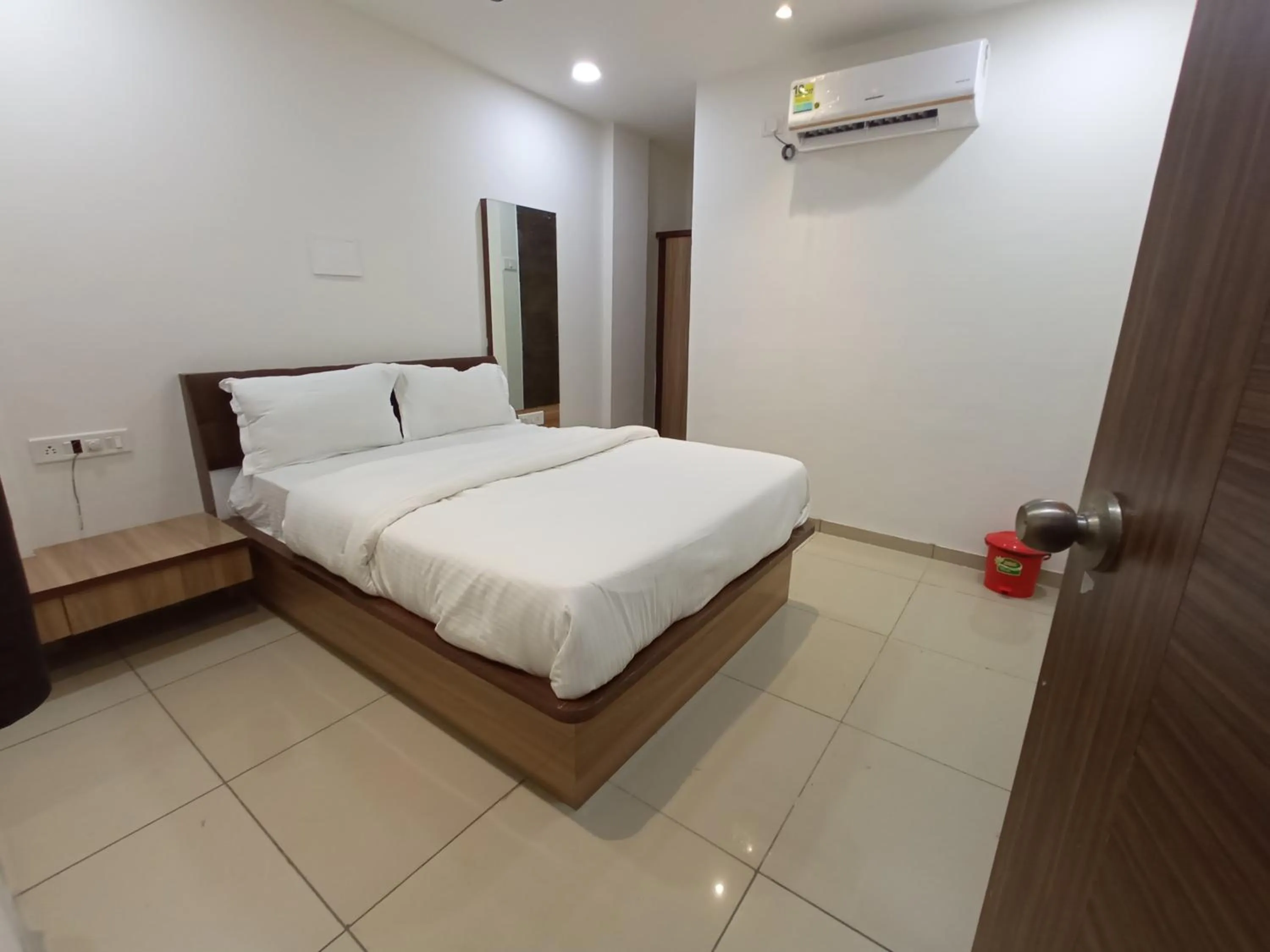 Property building, Bed in Hotel Mansarovar,Vadodara