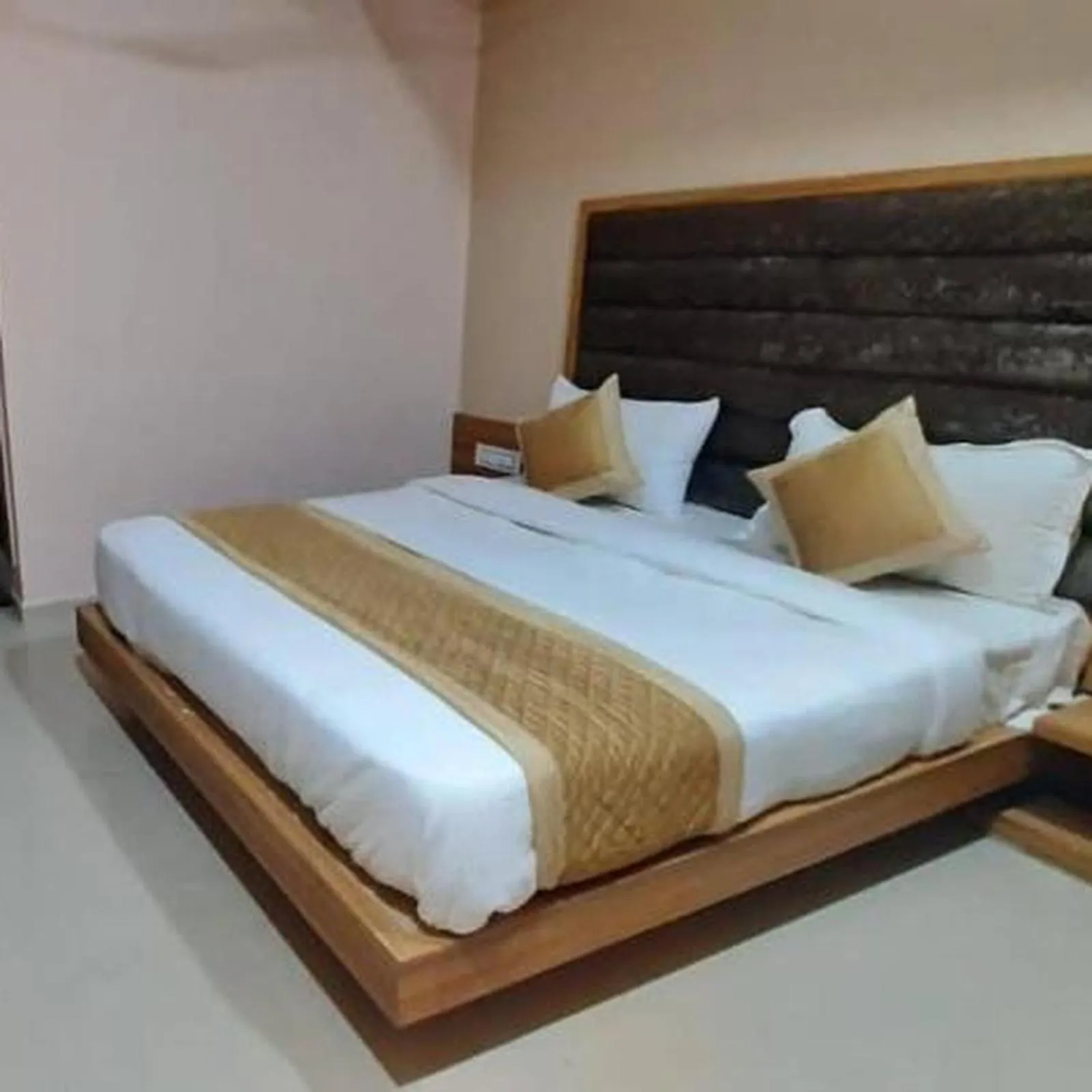 Bed in Hotel Mansarovar,Vadodara