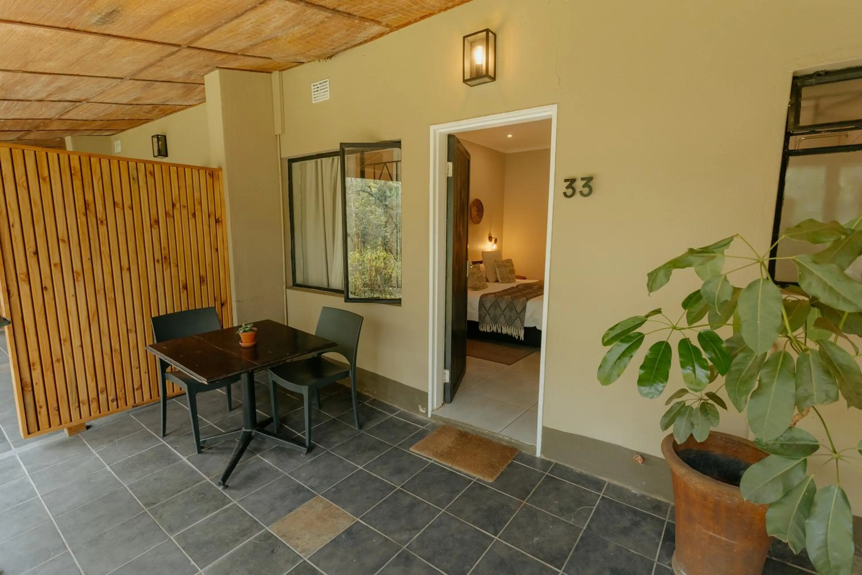 Property building, Bed in Mantenga Lodge