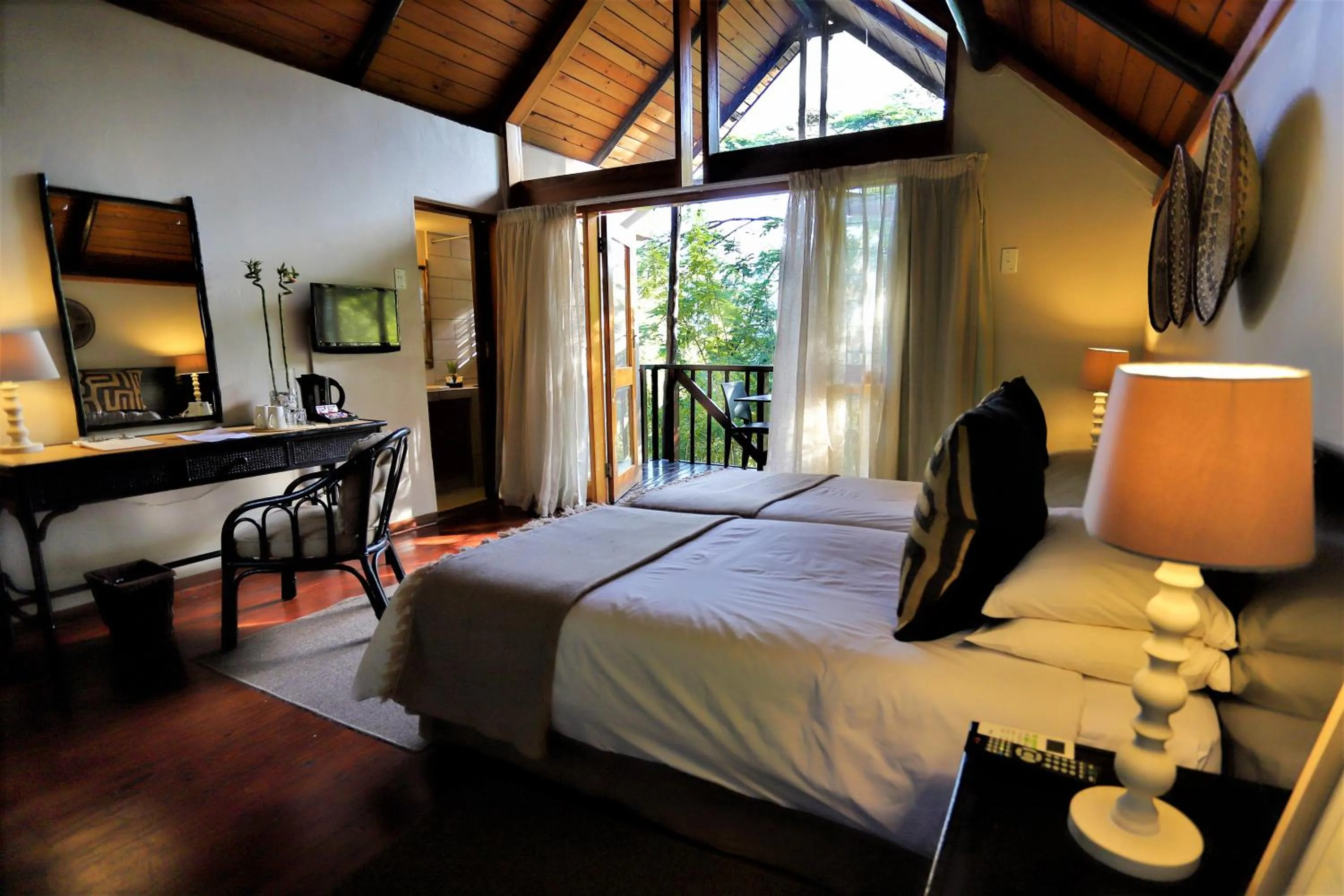 Photo of the whole room, Bed in Mantenga Lodge