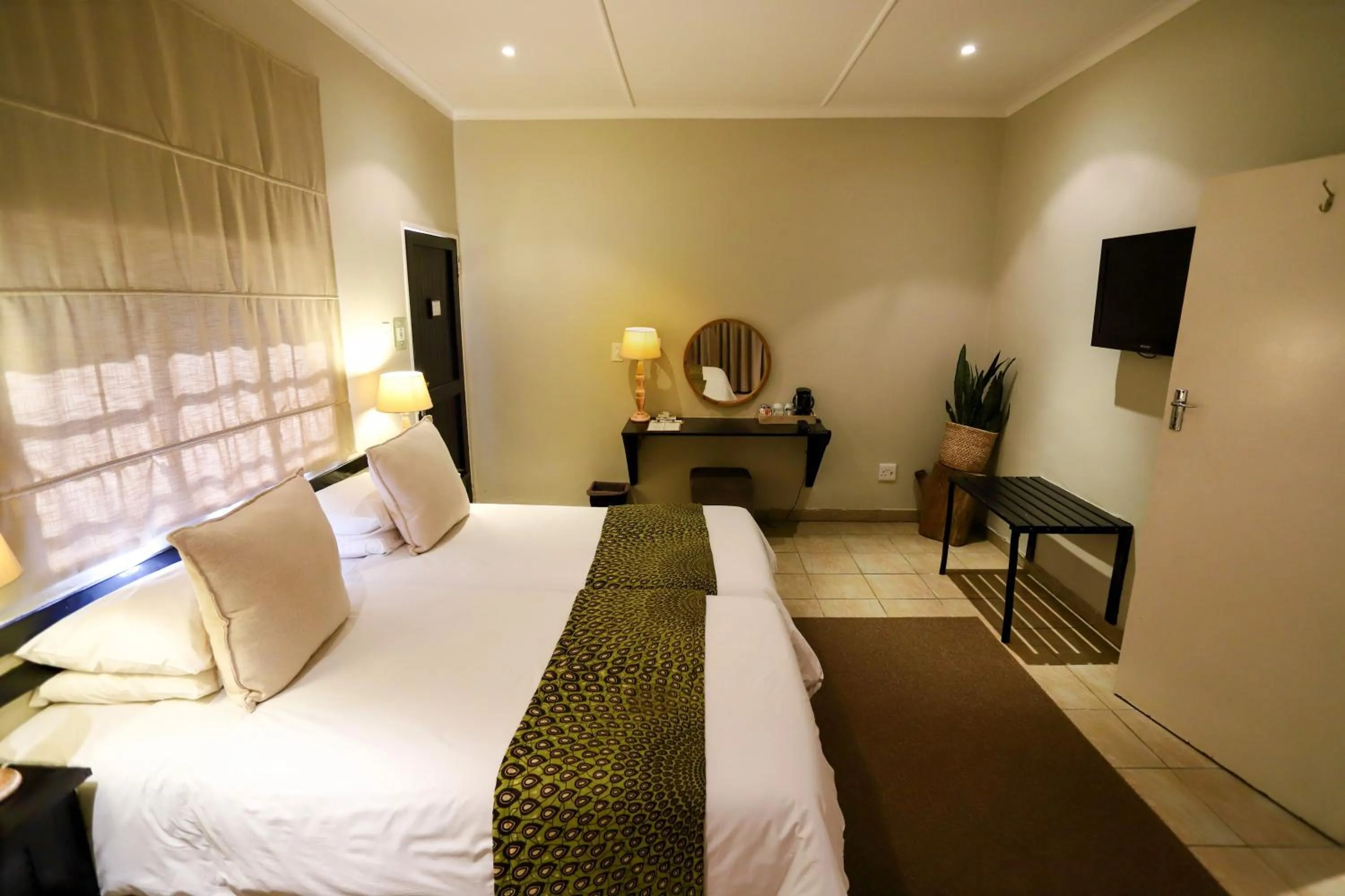 Photo of the whole room, Bed in Mantenga Lodge