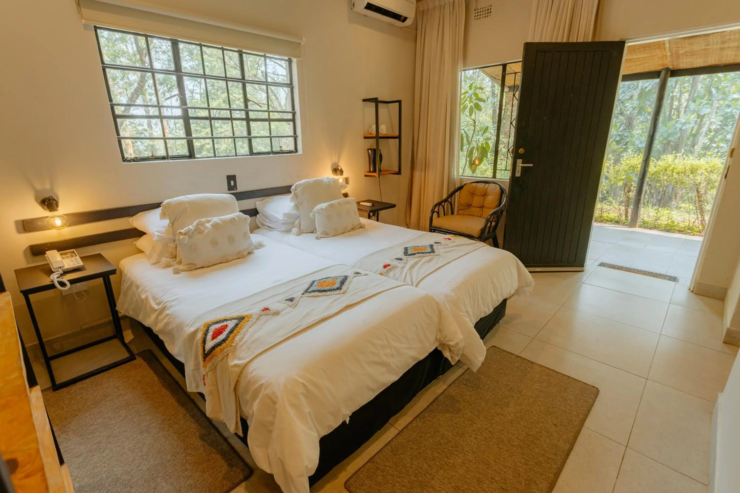 Property building, Bed in Mantenga Lodge