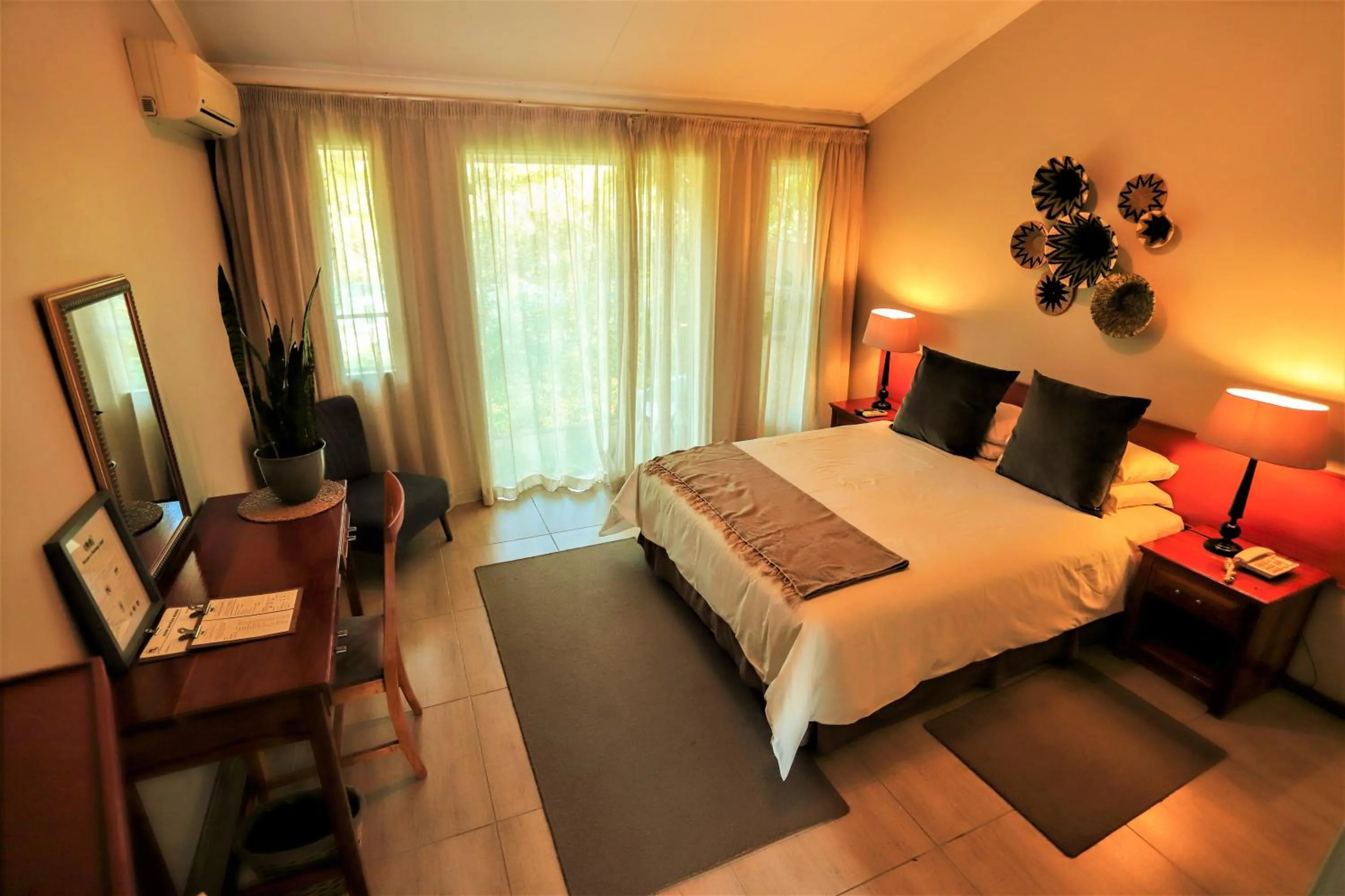 Photo of the whole room, Bed in Mantenga Lodge