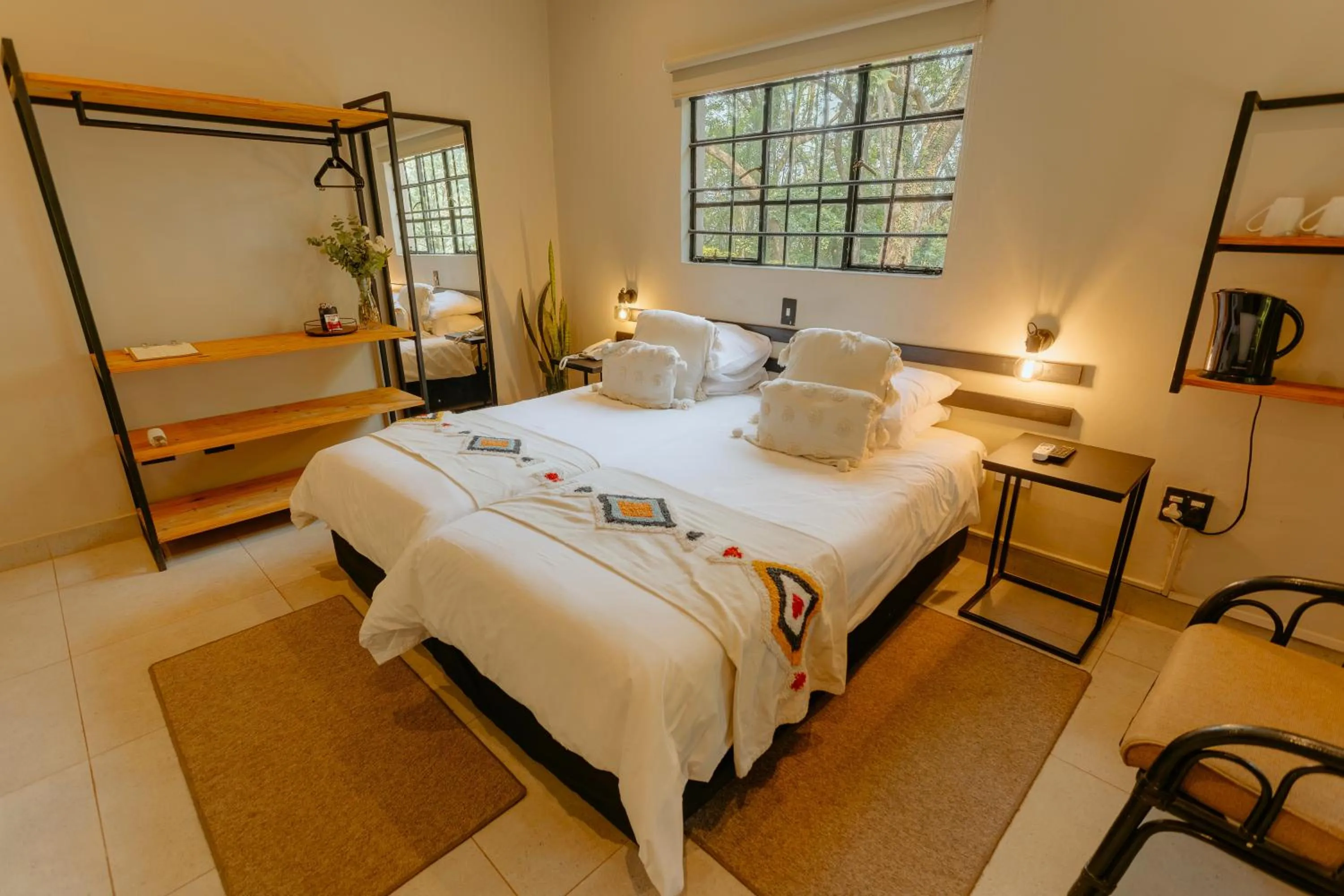 Property building, Bed in Mantenga Lodge