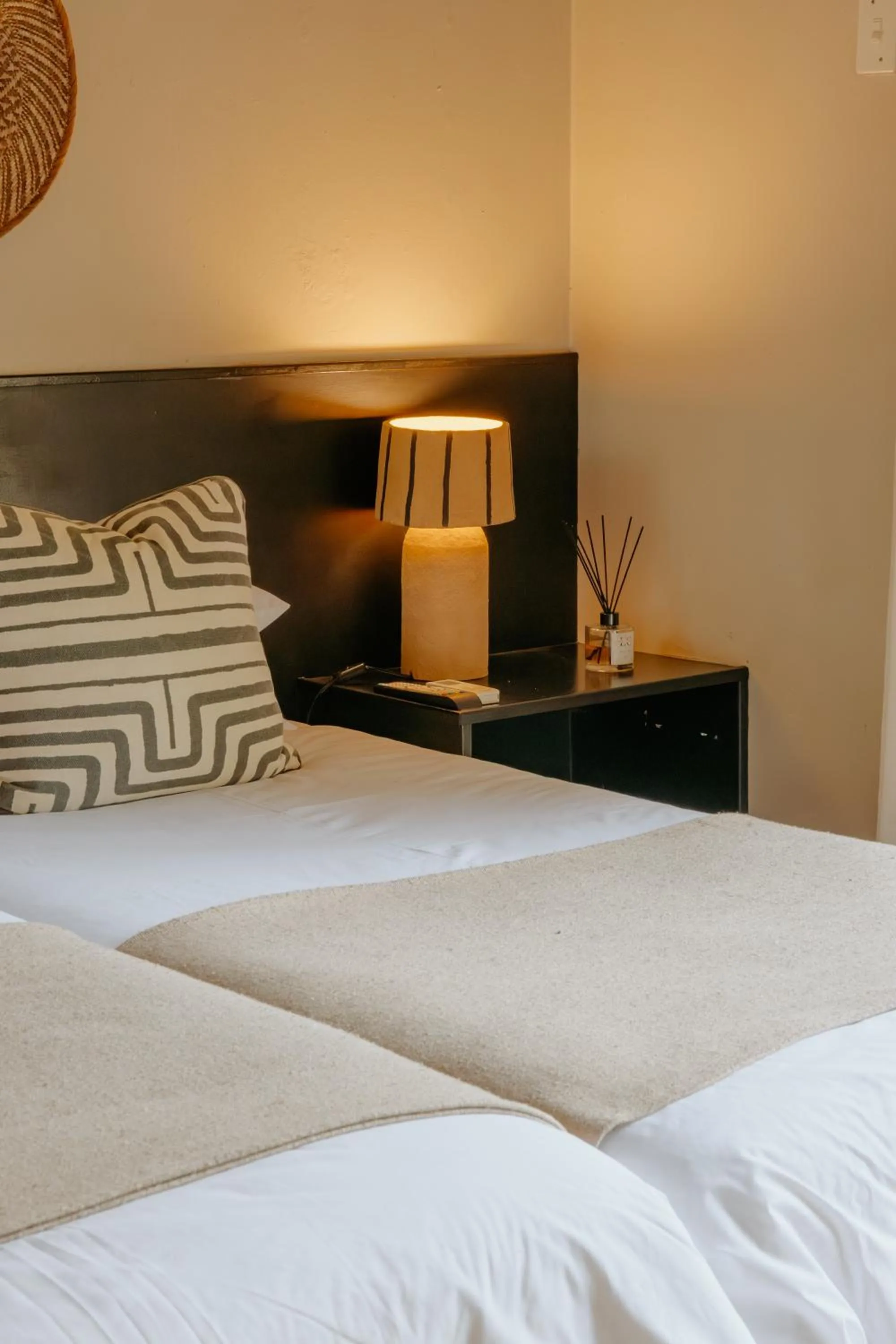 Property building, Bed in Mantenga Lodge