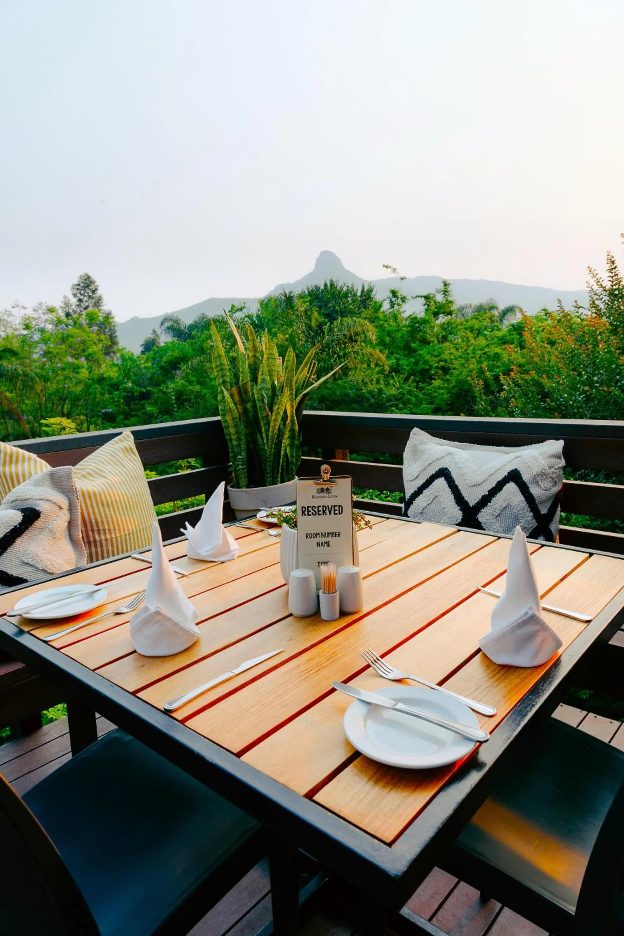 Restaurant/places to eat in Mantenga Lodge