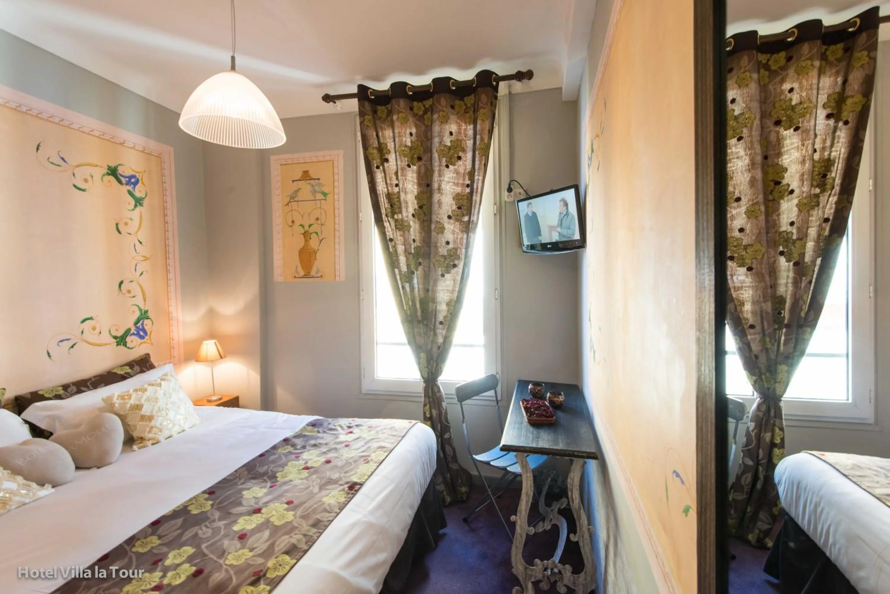 Bathroom, Bed in Hotel Villa La Tour