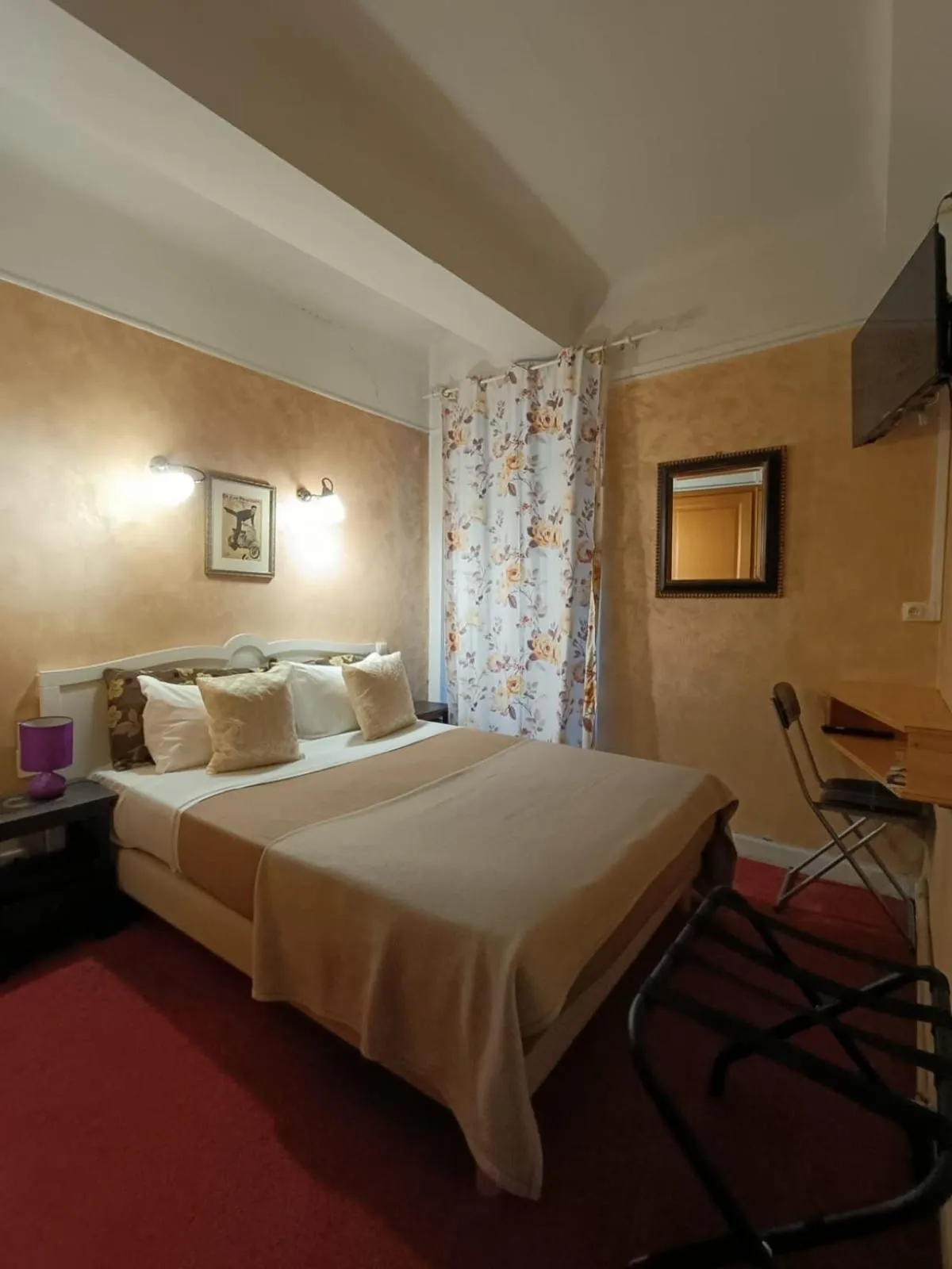 TV and multimedia, Bed in Hotel Villa La Tour