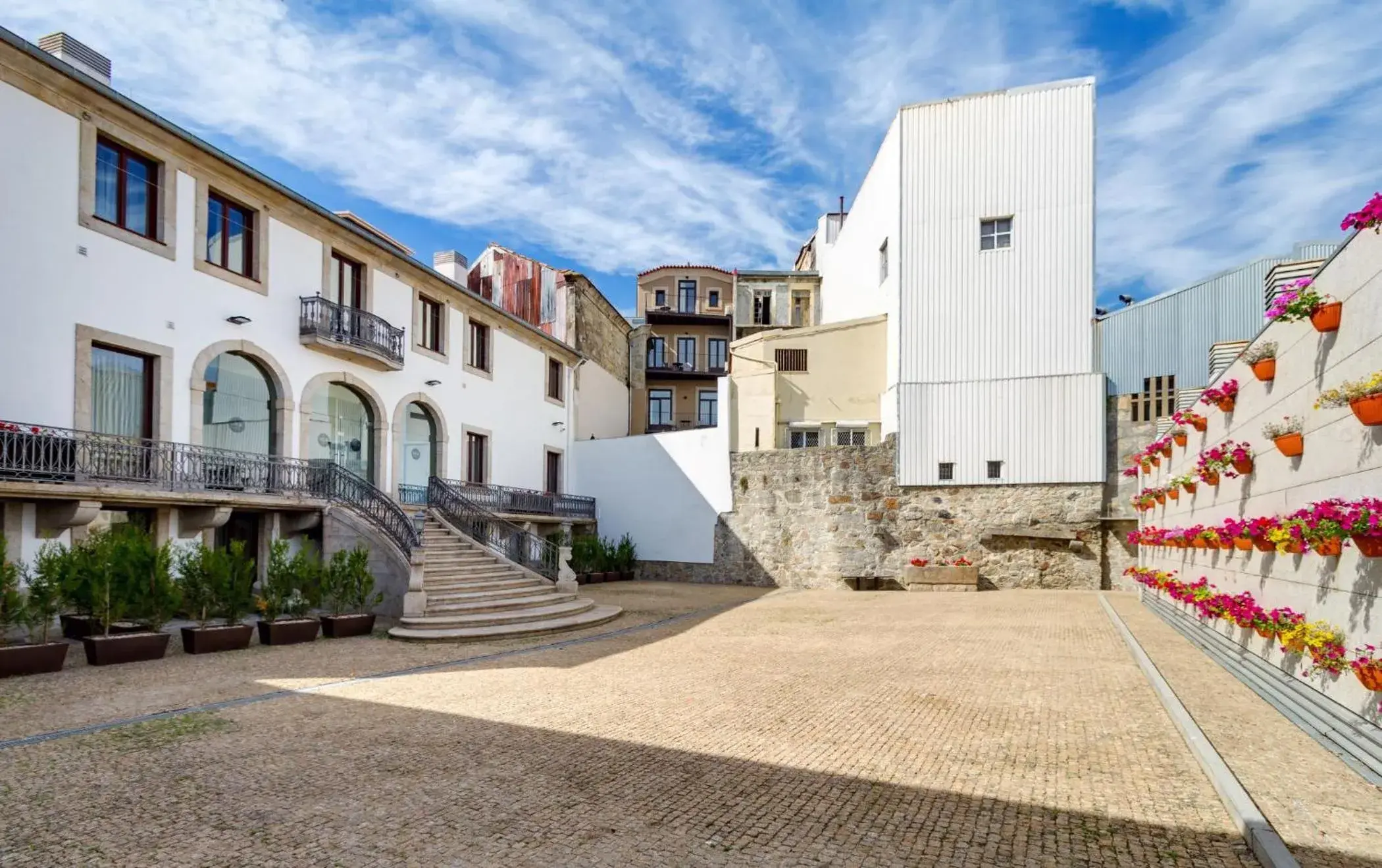 Property building in Oca Vitoria Village Property building in Oca Vitoria Village