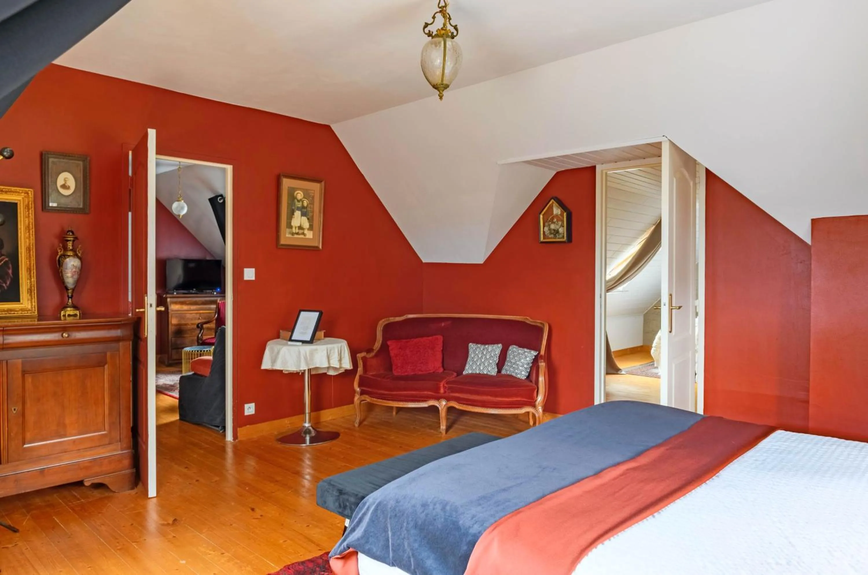 Photo of the whole room, Bed in Les Pierres Bleues