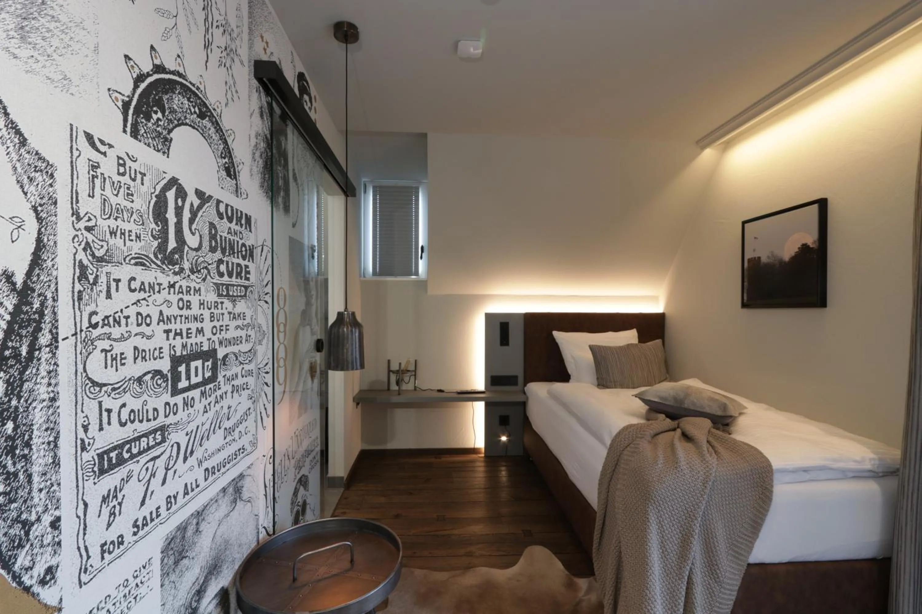 Photo of the whole room, Bed in REINHARDTs HOTEL