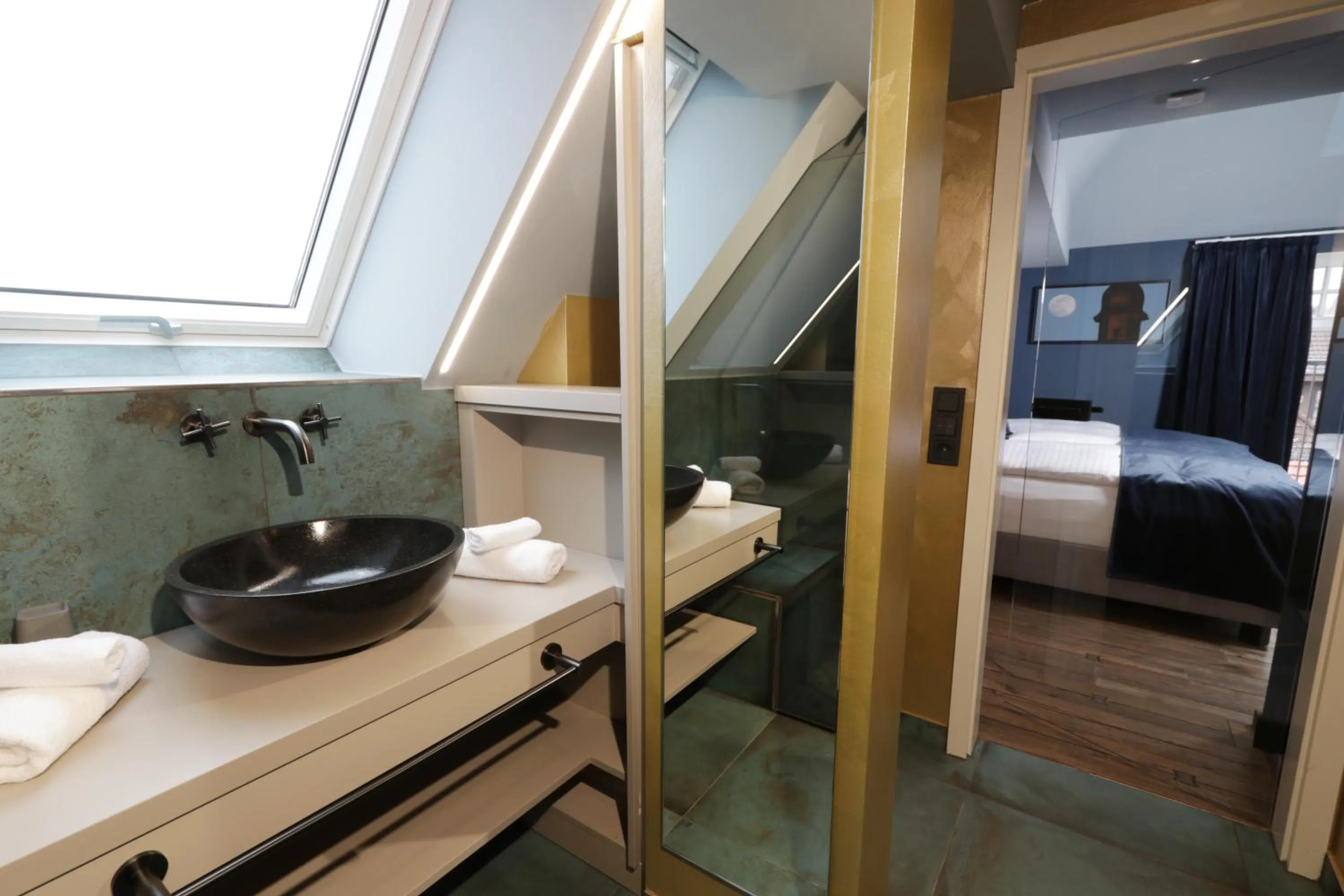 Bathroom, Bed in REINHARDTs HOTEL