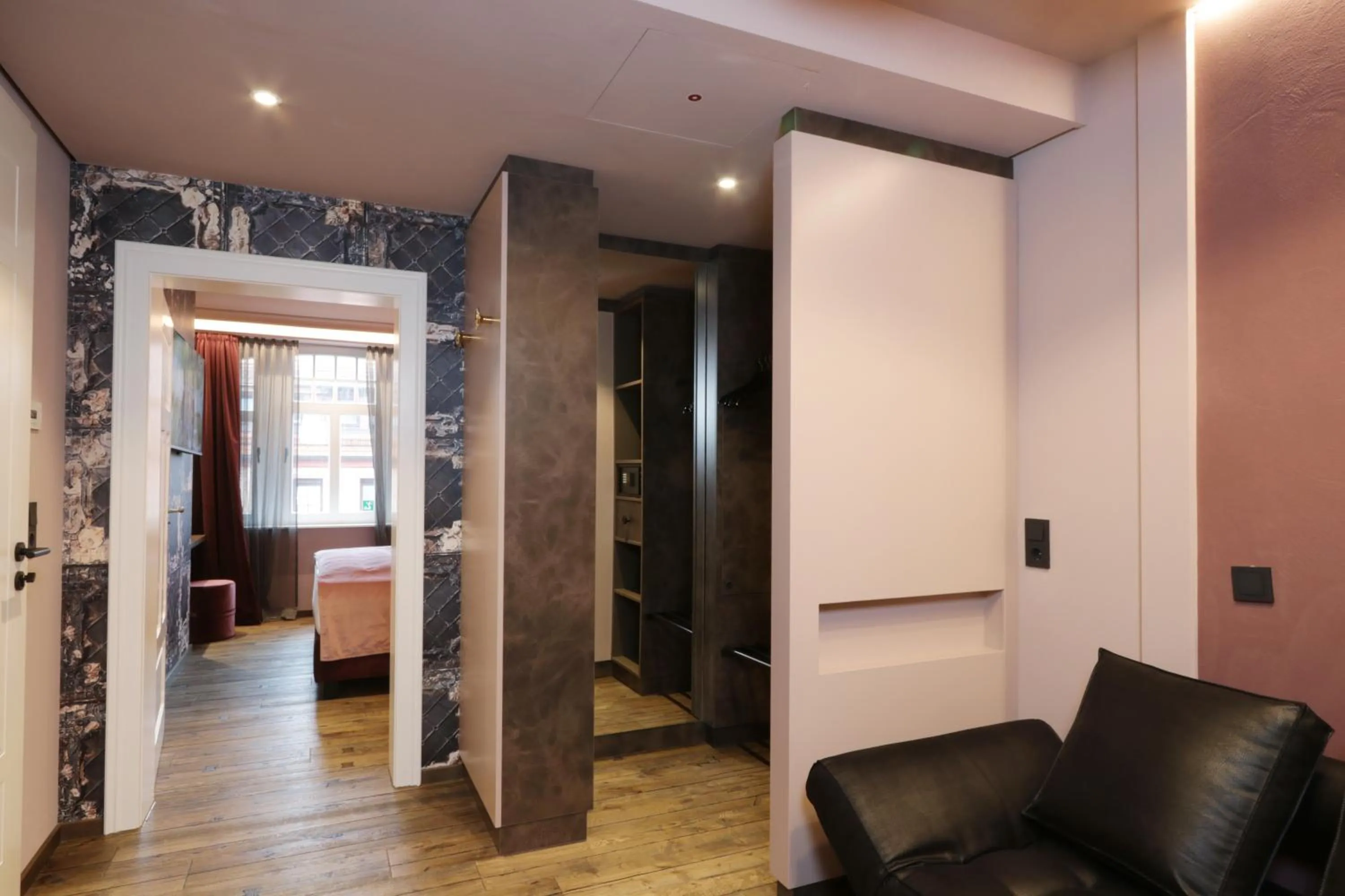 Photo of the whole room in REINHARDTs HOTEL