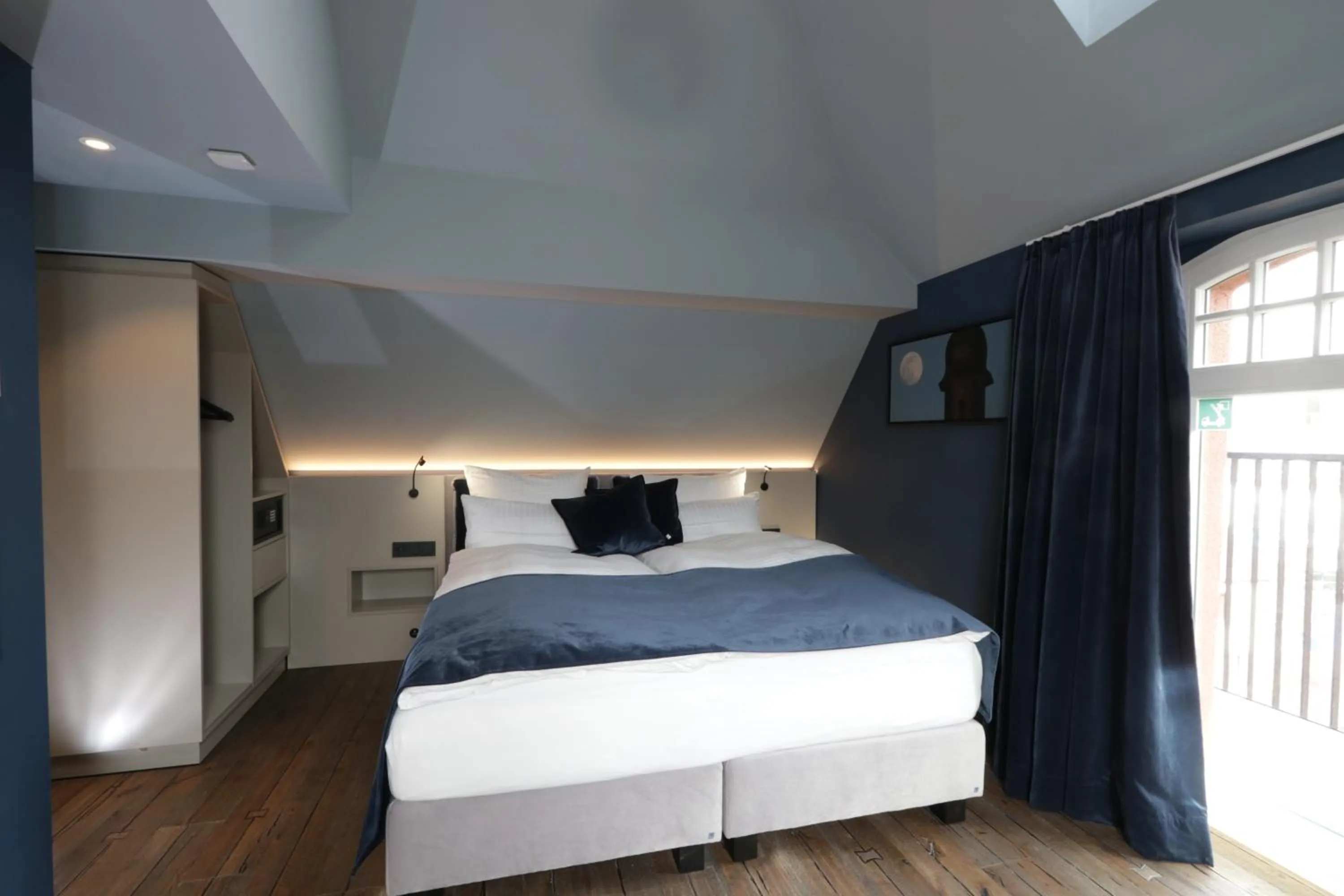 Photo of the whole room, Bed in REINHARDTs HOTEL