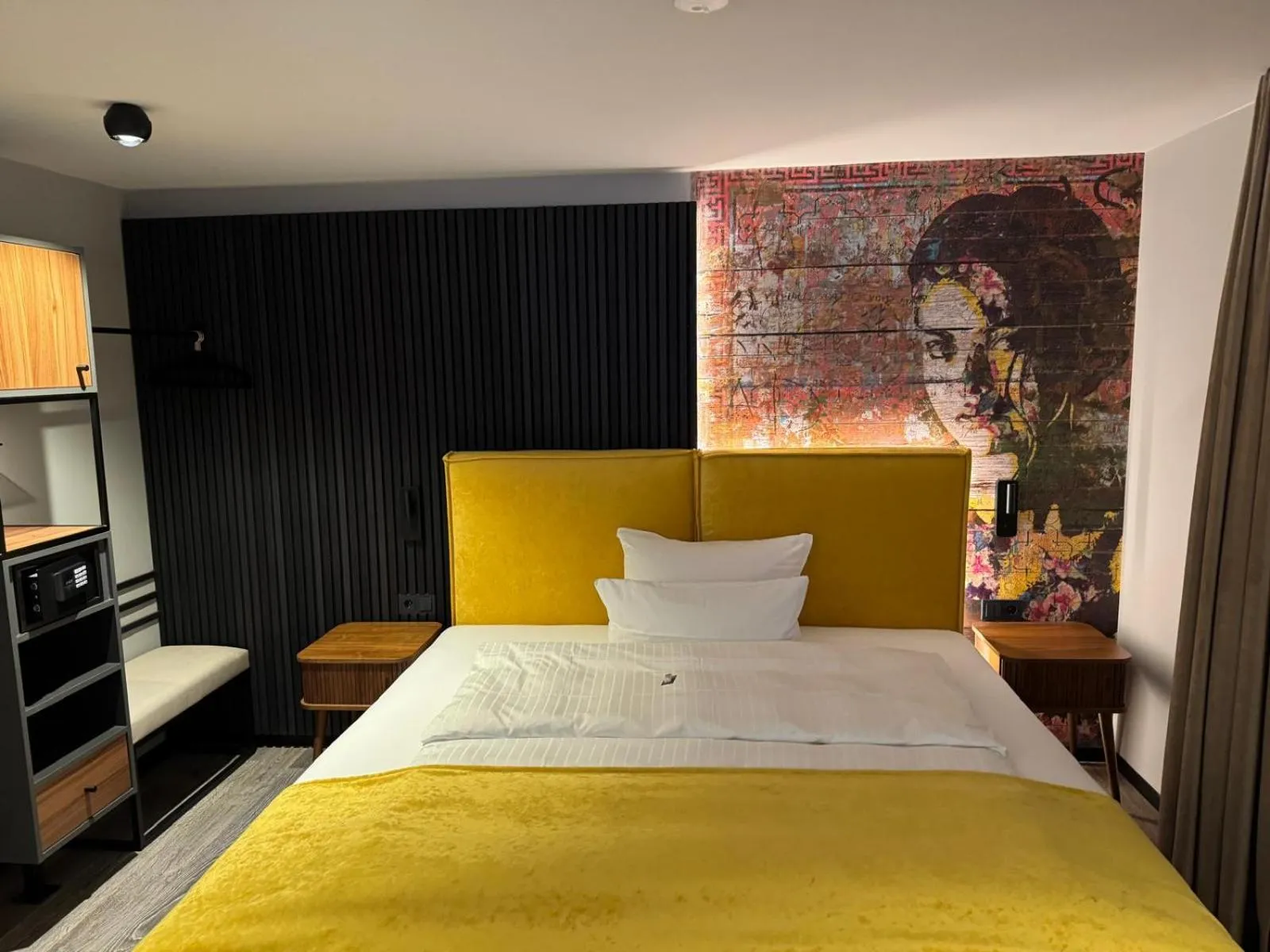 Photo of the whole room, Bed in REINHARDTs HOTEL