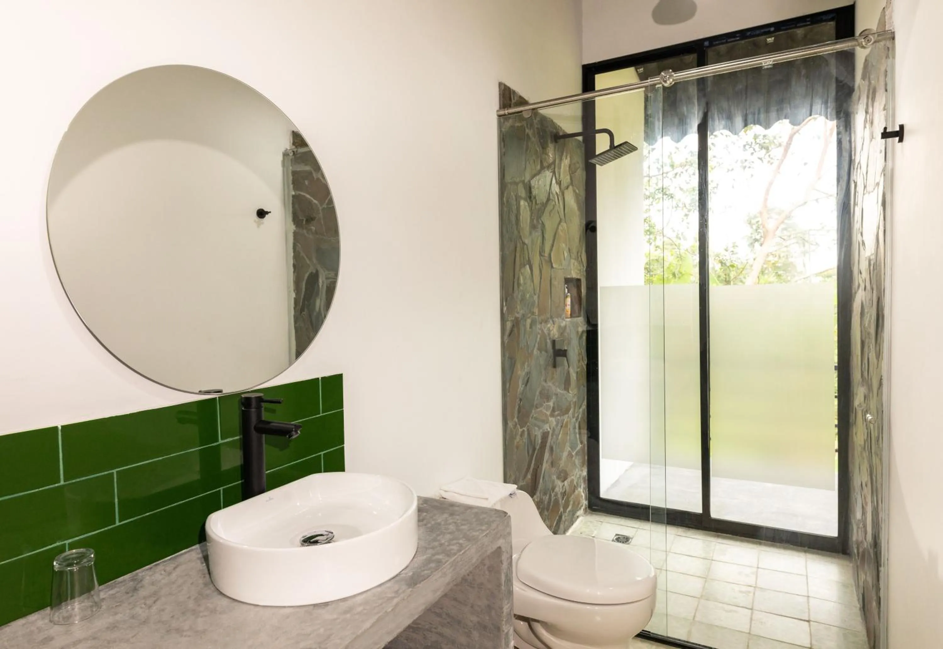 Shower in Hotel Eden Parque del Cafe