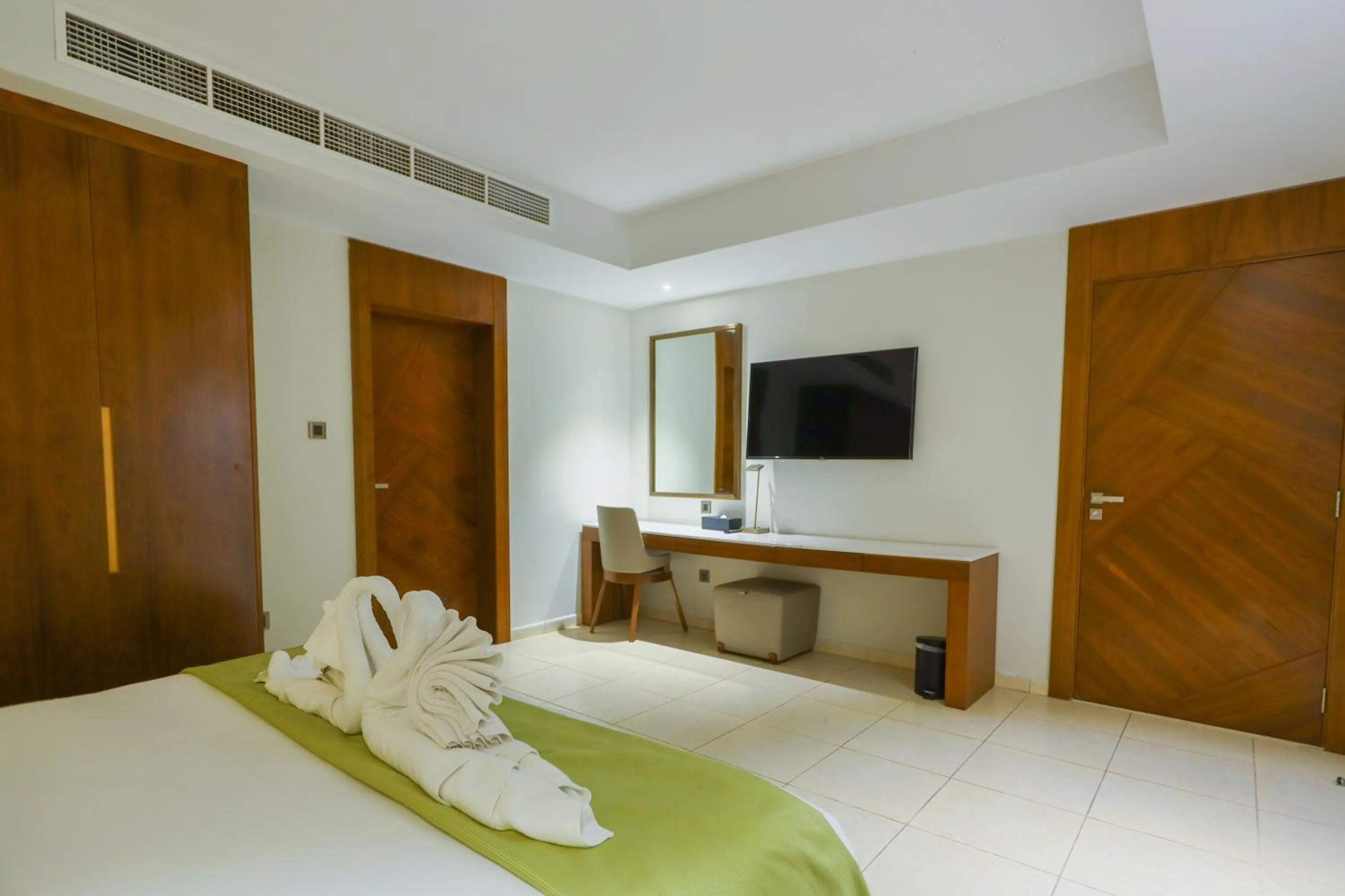 Bedroom, Bed in Ramee Palace Hotel