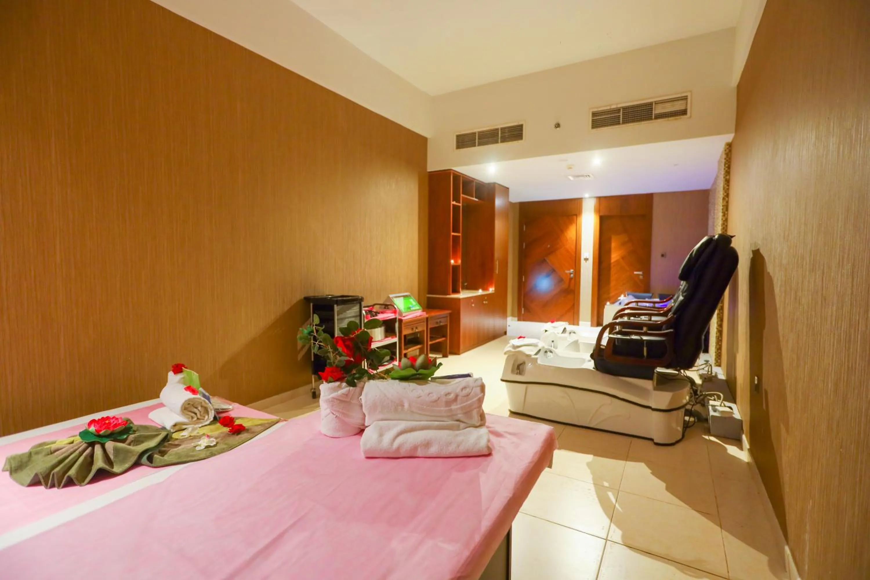 Spa and wellness centre/facilities, Bed in Ramee Palace Hotel