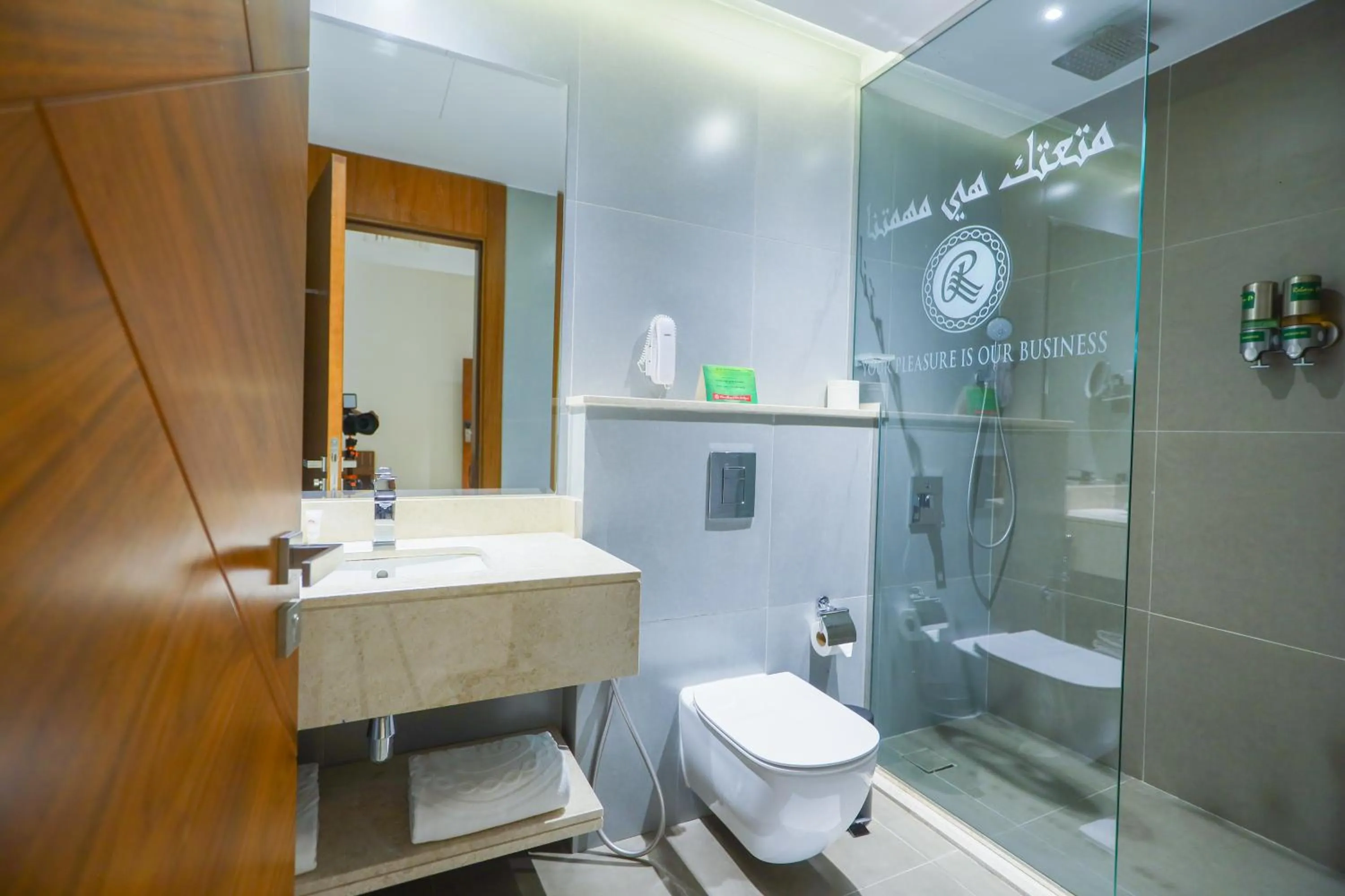 Shower in Ramee Palace Hotel