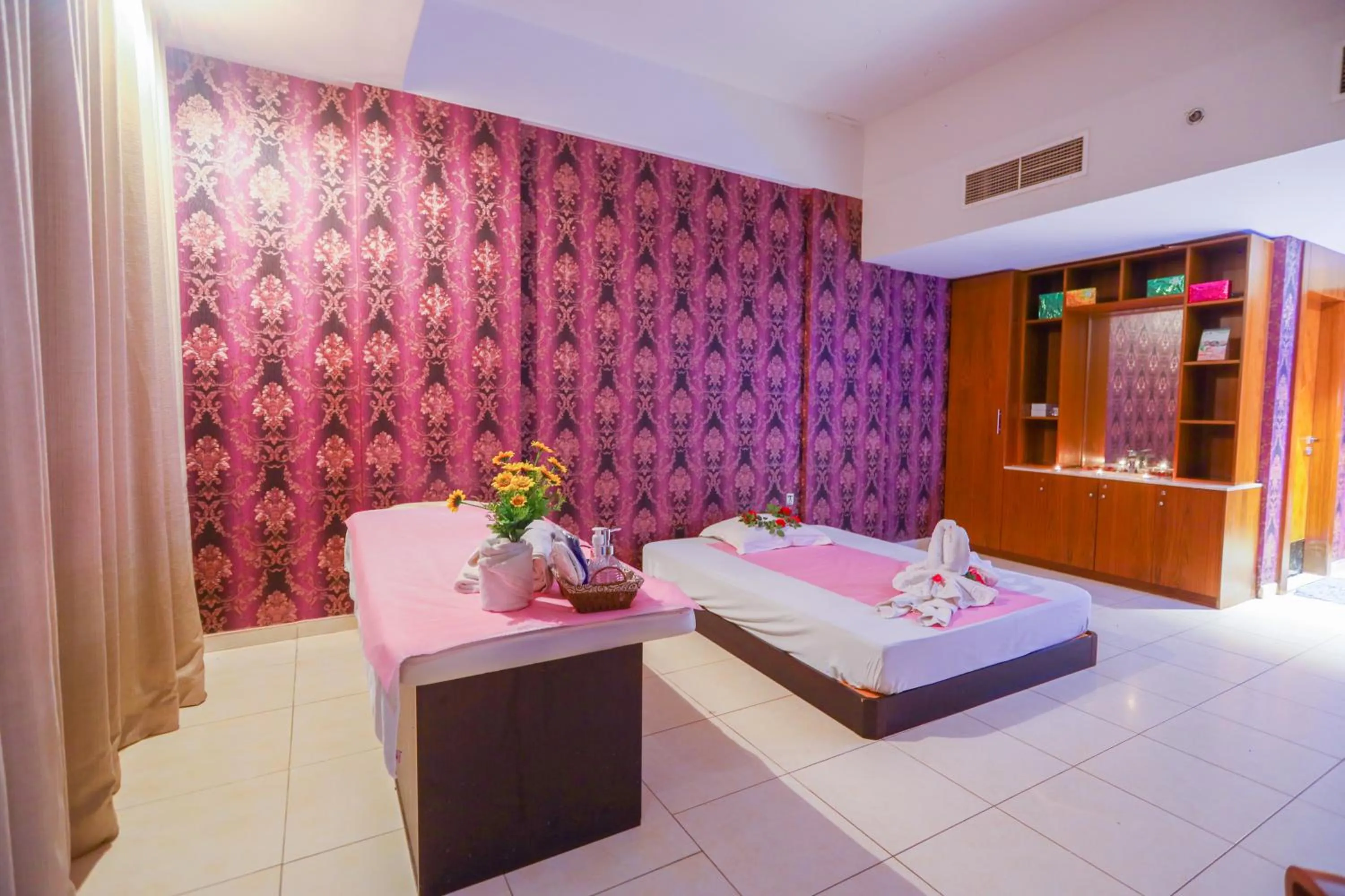 Spa and wellness centre/facilities, Bed in Ramee Palace Hotel