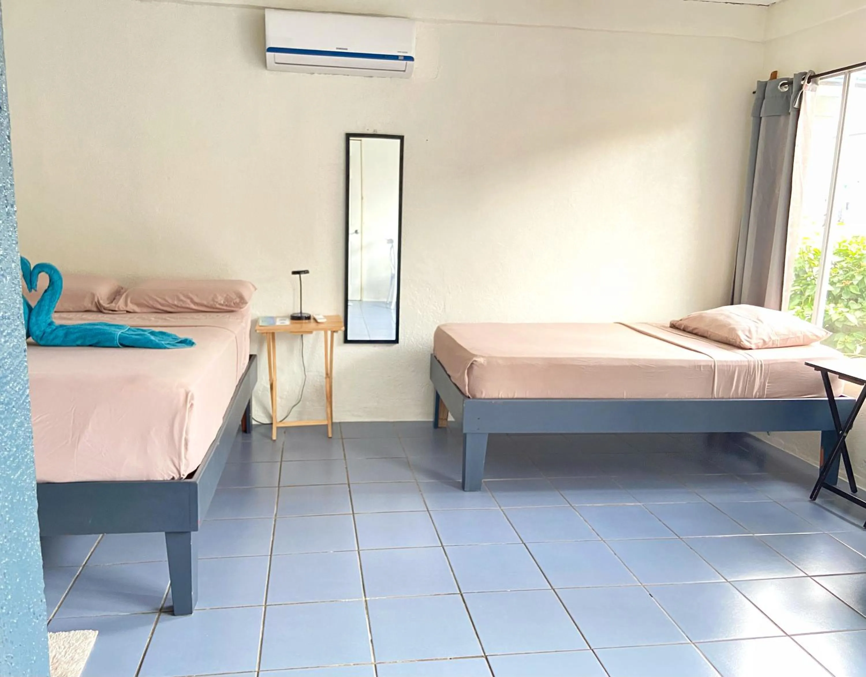 Bedroom, Bed in Rooms & Pool Macaws