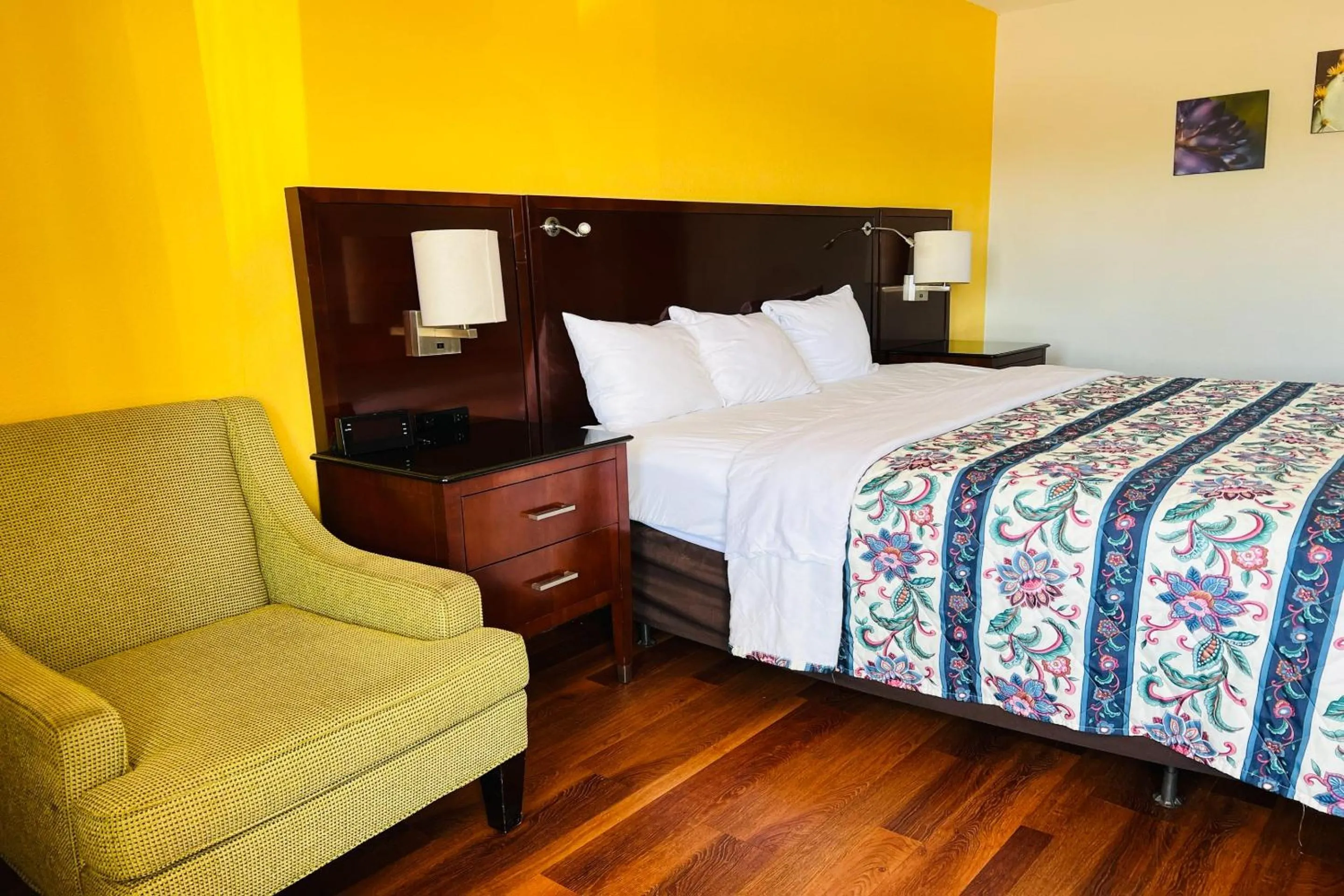 Bedroom in Cambridge Inn