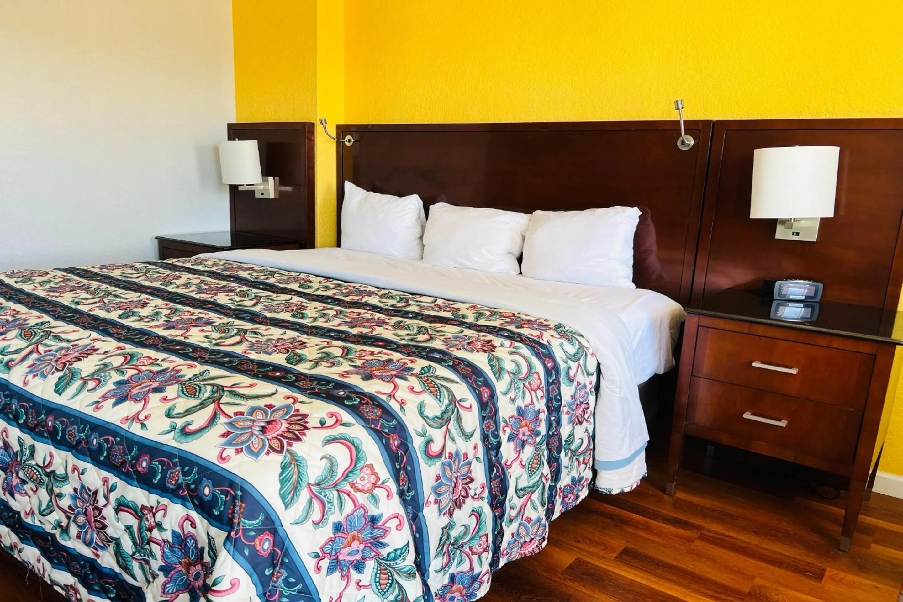 Bedroom in Cambridge Inn