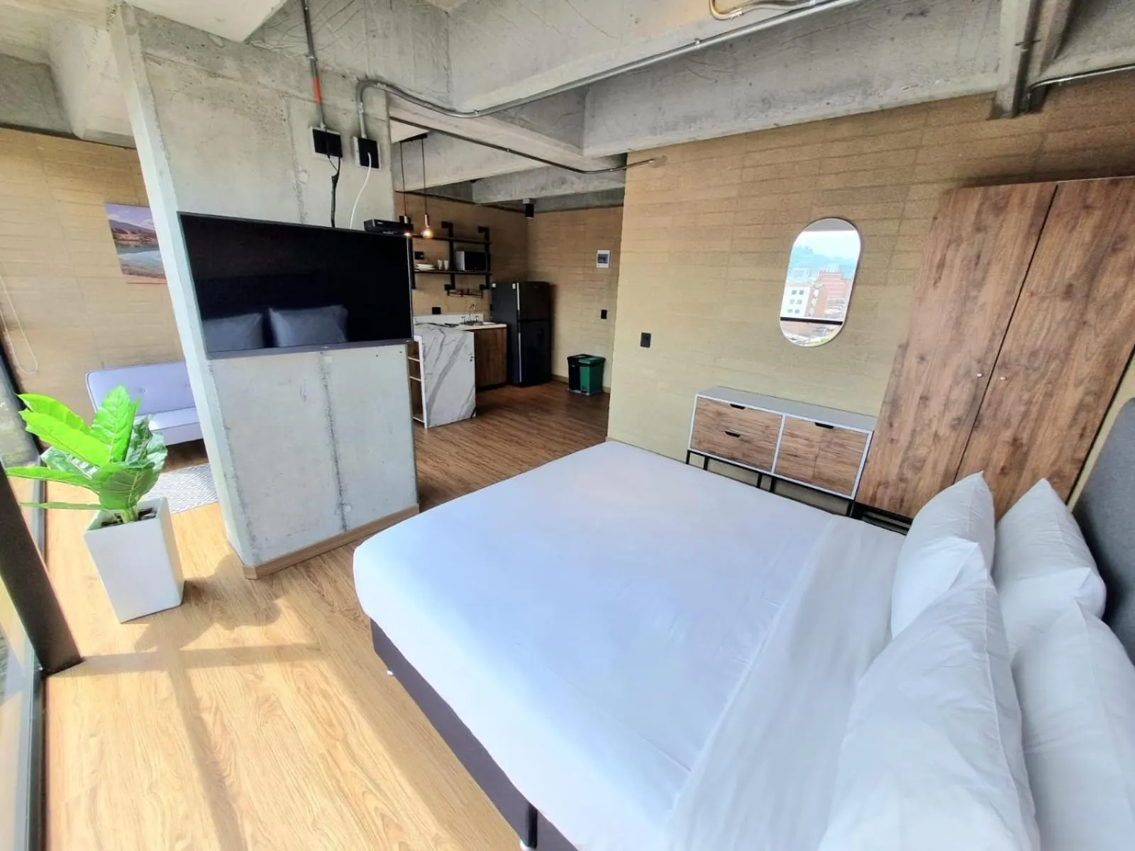 Photo of the whole room, Bed in Loft 43
