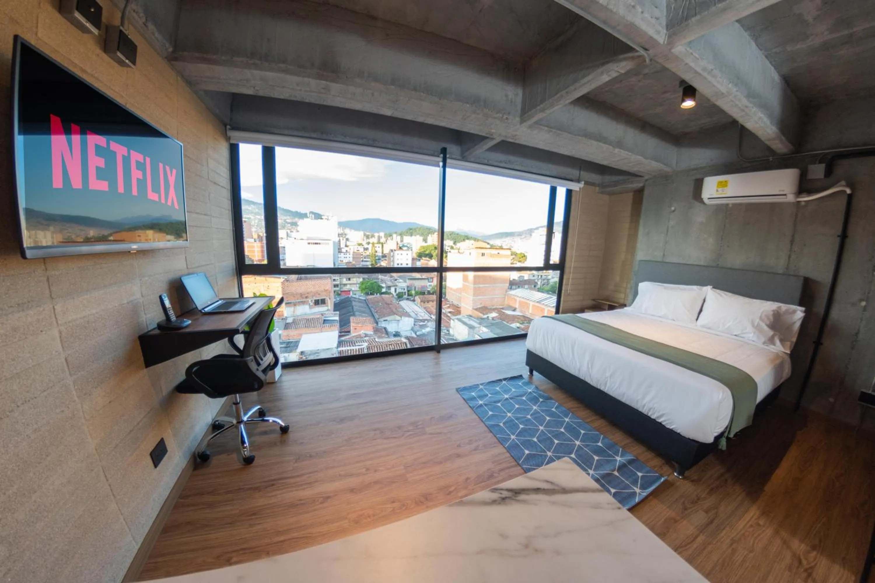 Photo of the whole room, Bed in Loft 43