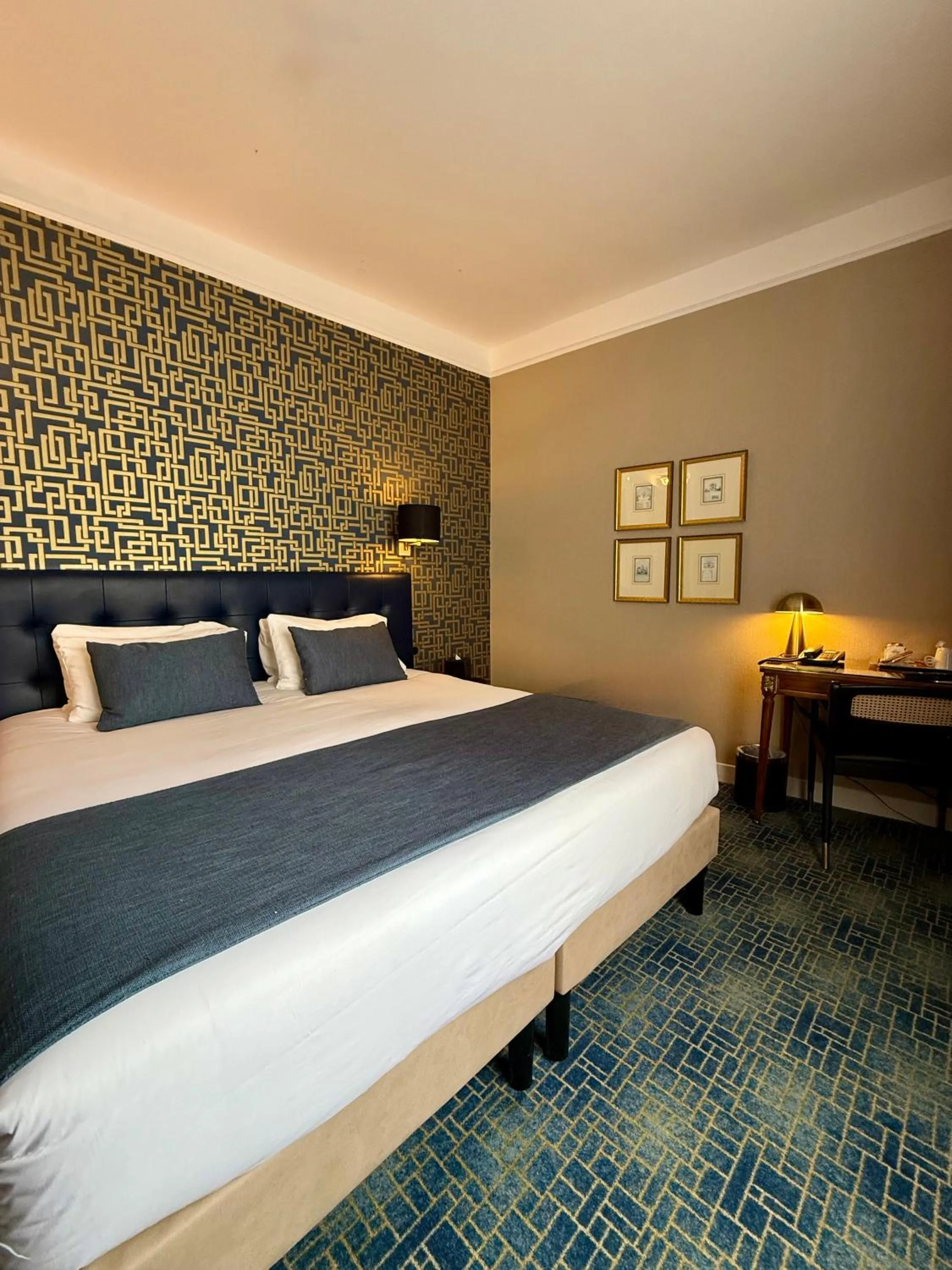 Bed in Churchill Hotel Bayeux Centre