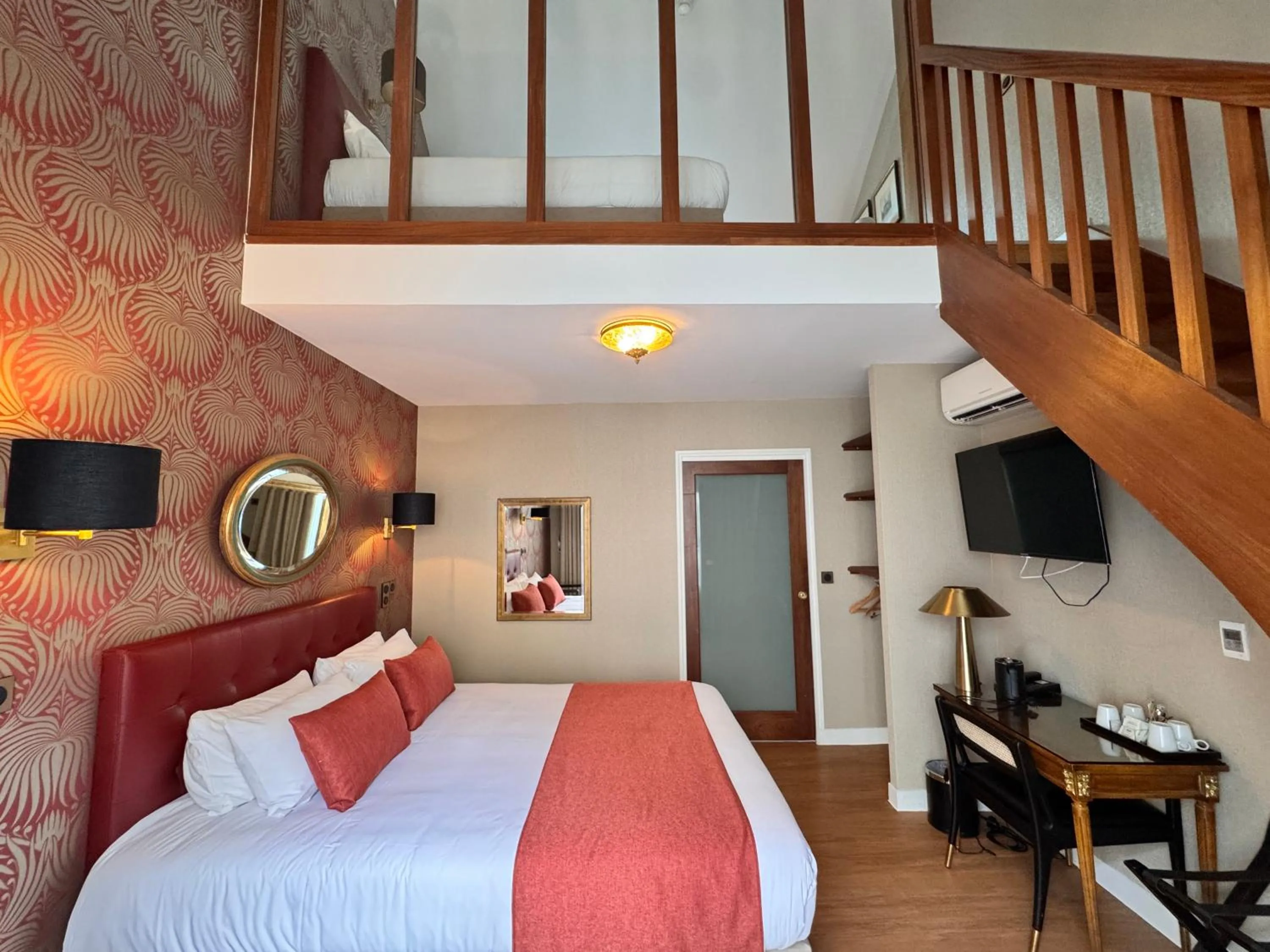 Bed in Churchill Hotel Bayeux Centre