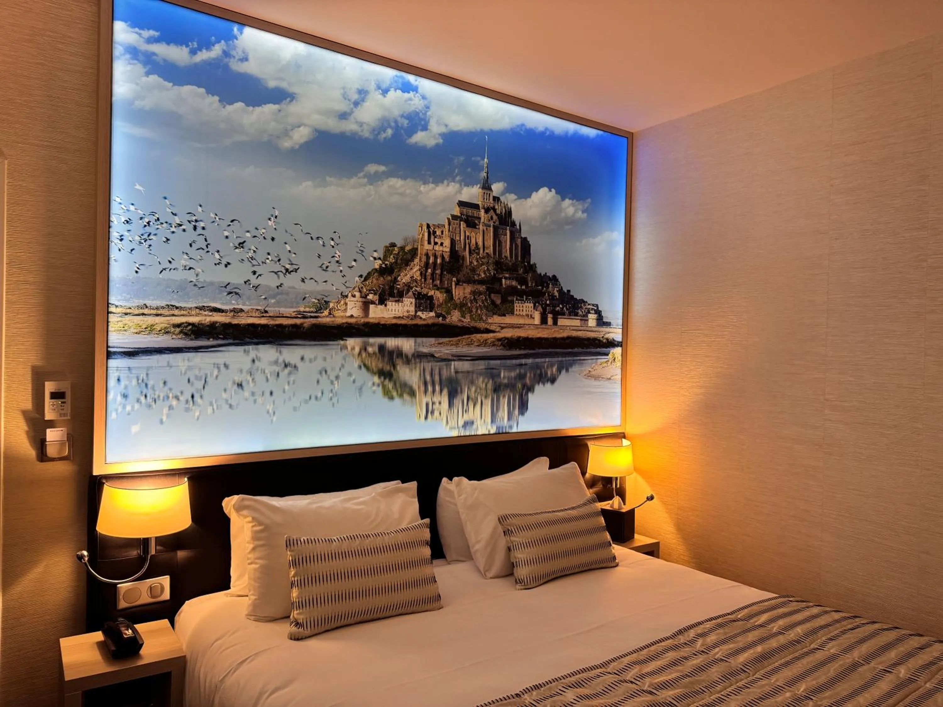 Bed in Churchill Hotel Bayeux Centre