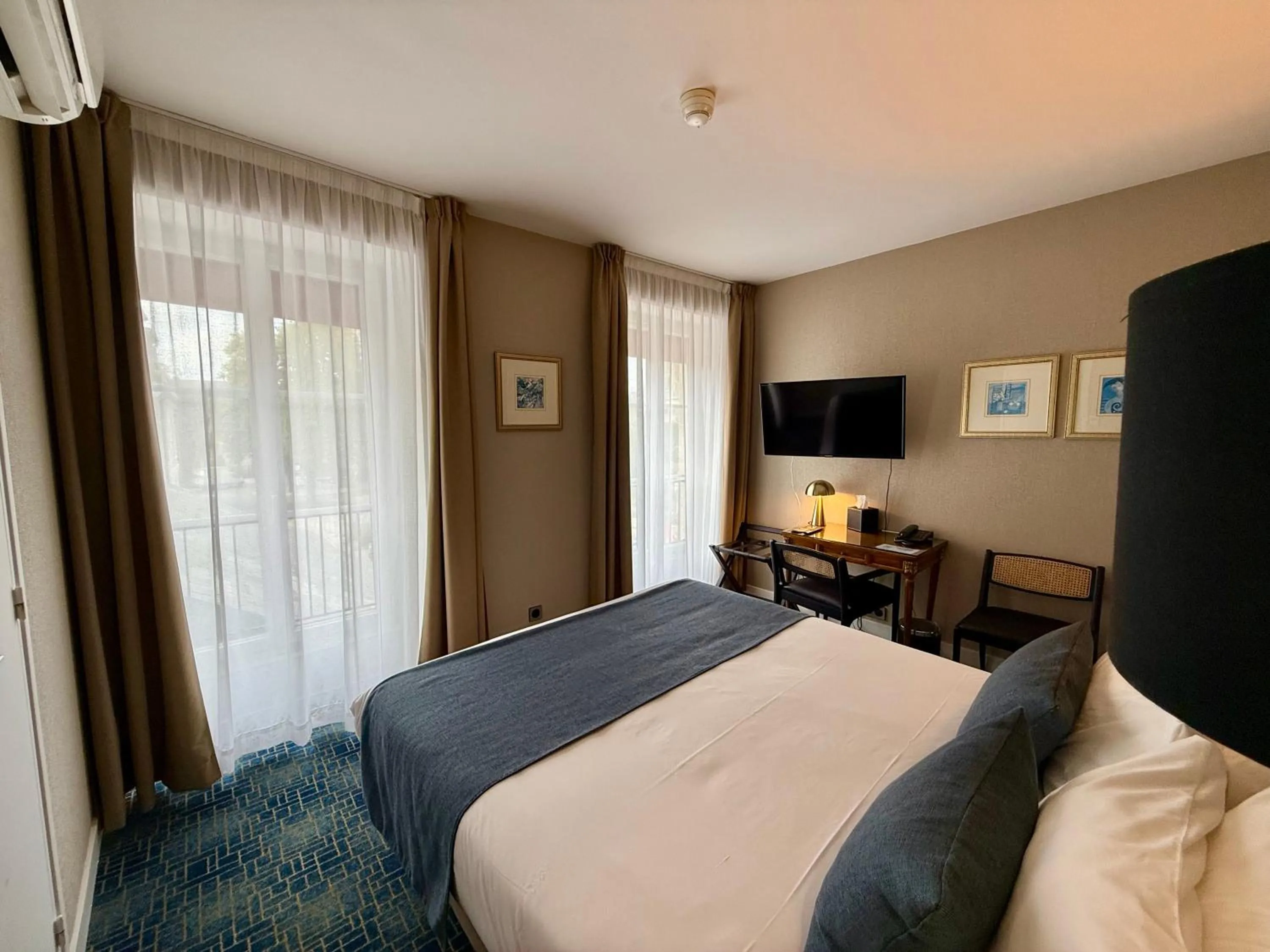 Bed in Churchill Hotel Bayeux Centre