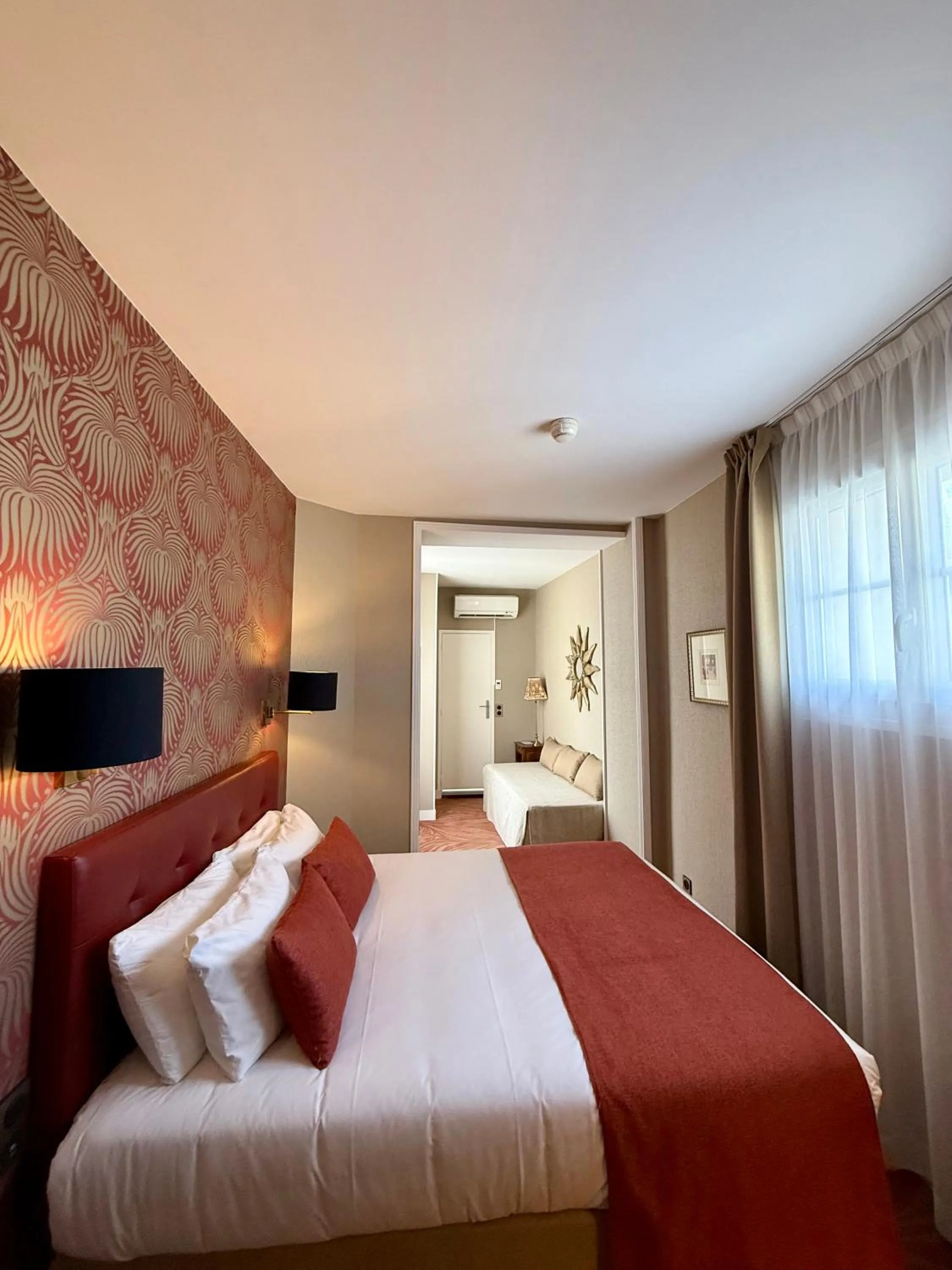 Bed in Churchill Hotel Bayeux Centre