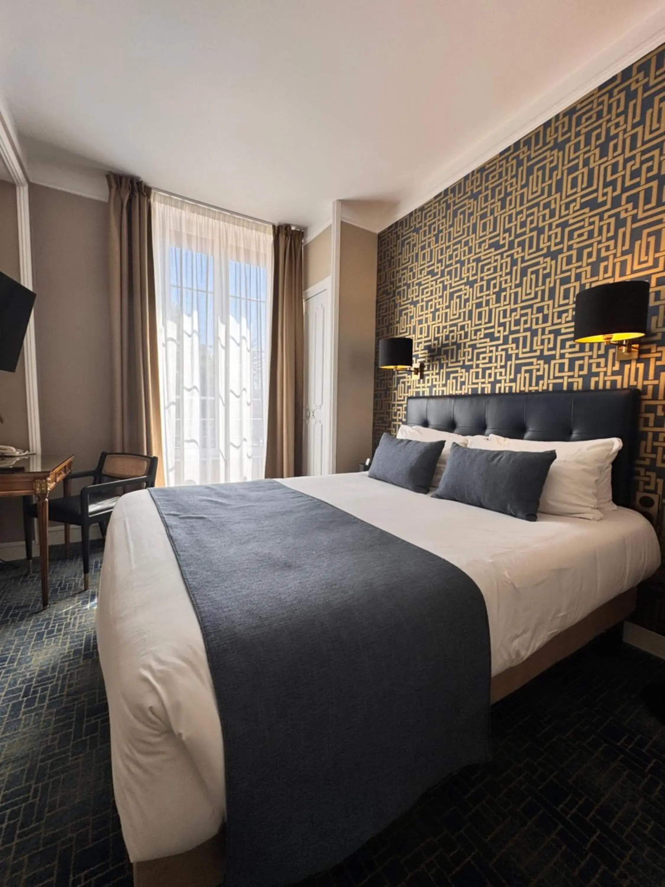 Double Room in Churchill Hotel Bayeux Centre Double Room in Churchill Hotel Bayeux Centre