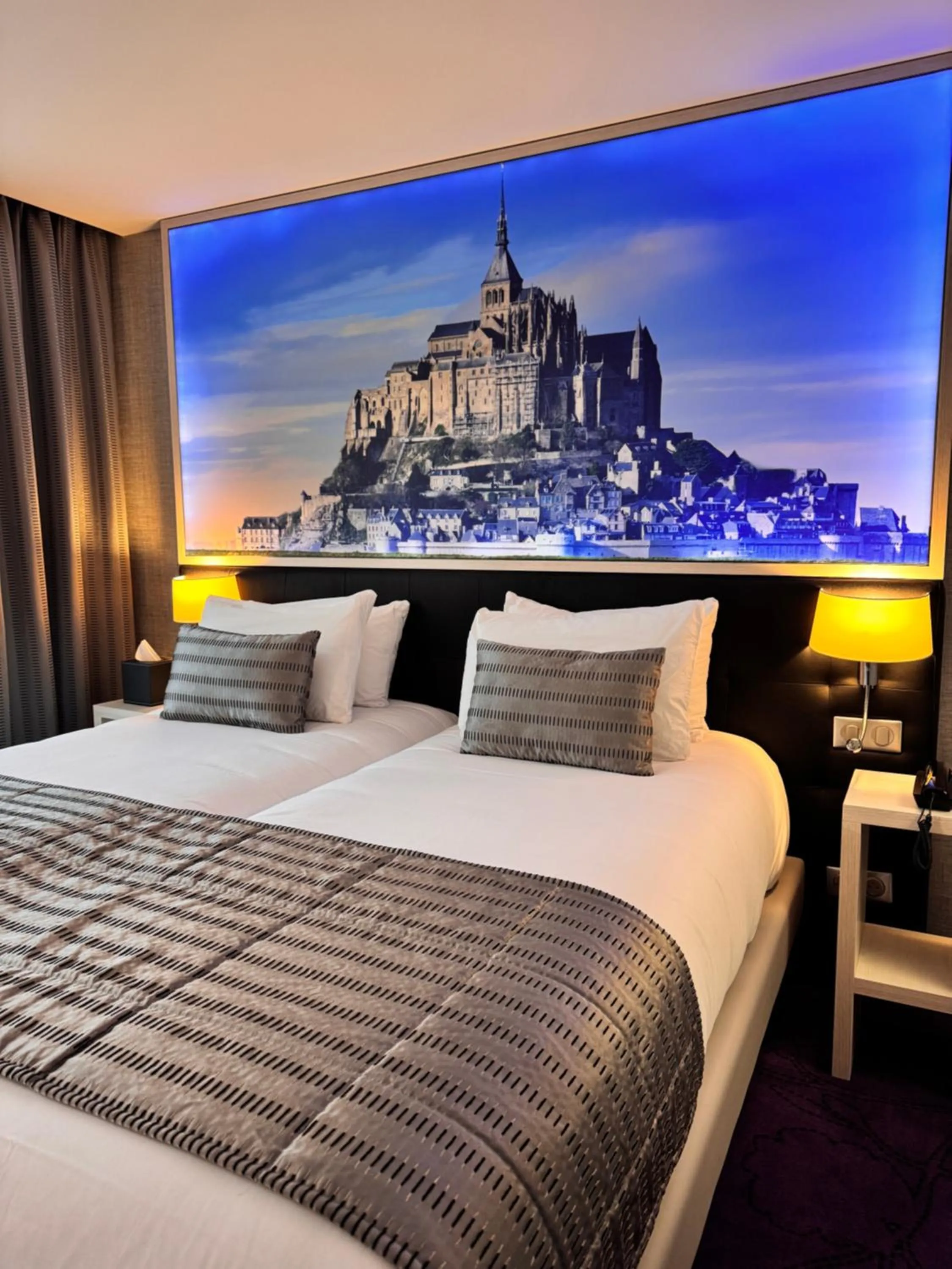 Bed in Churchill Hotel Bayeux Centre