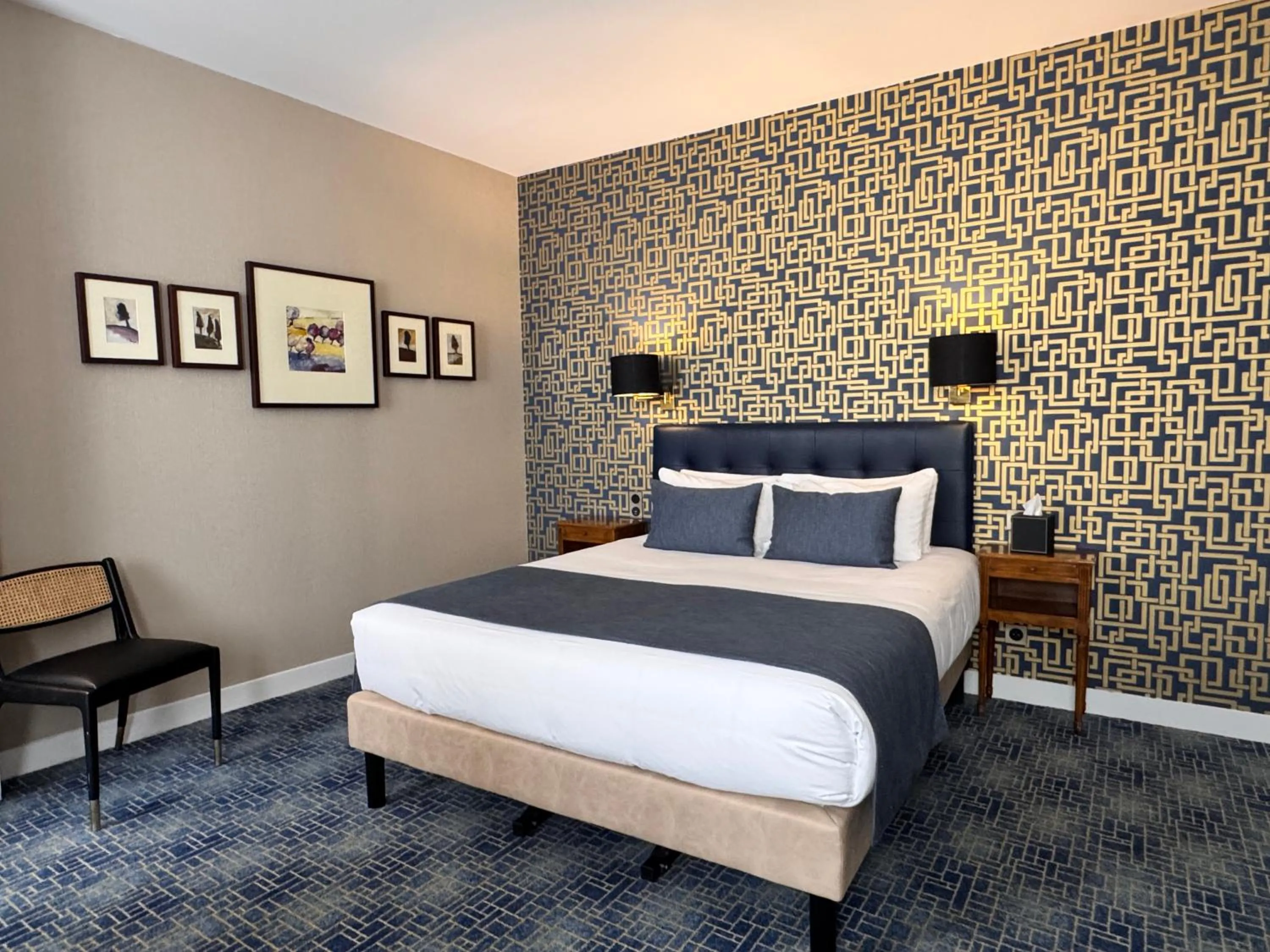 Bed in Churchill Hotel Bayeux Centre