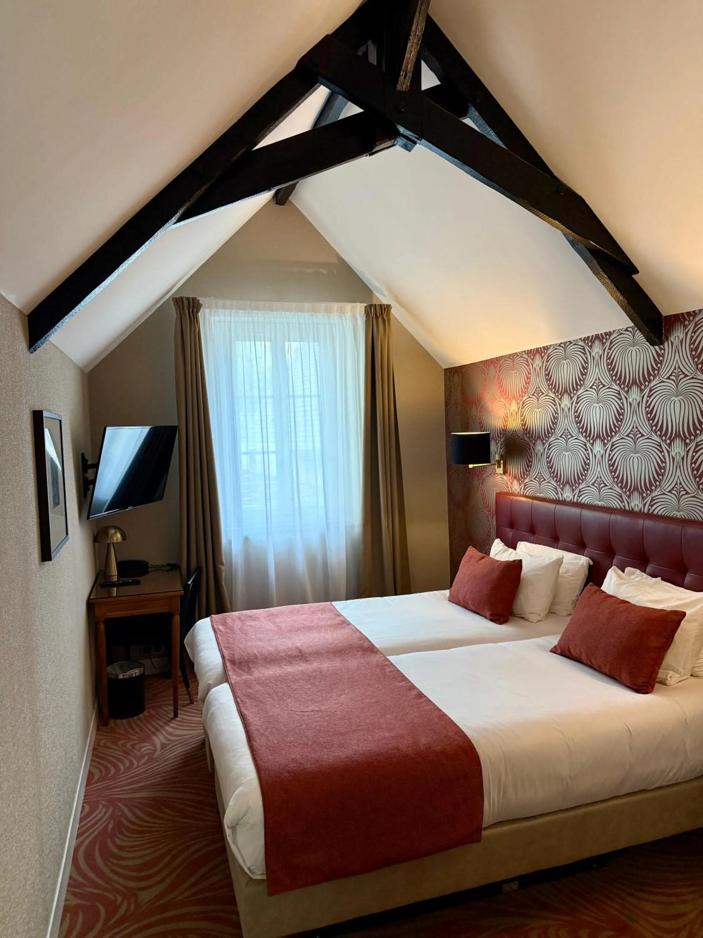 Bed in Churchill Hotel Bayeux Centre