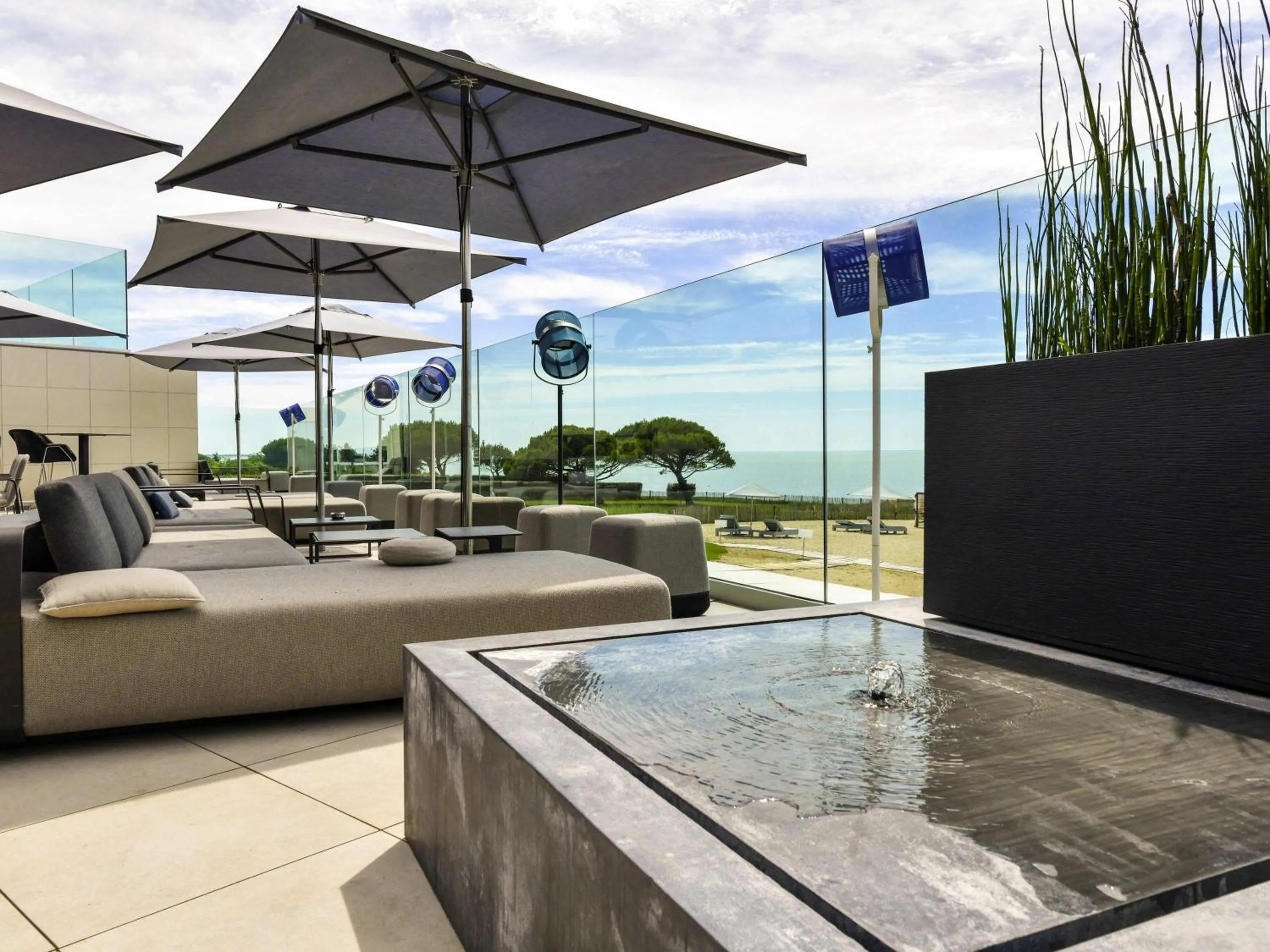 Lounge or bar in La Grande Terrasse Hotel & Spa La Rochelle - MGallery Collection
