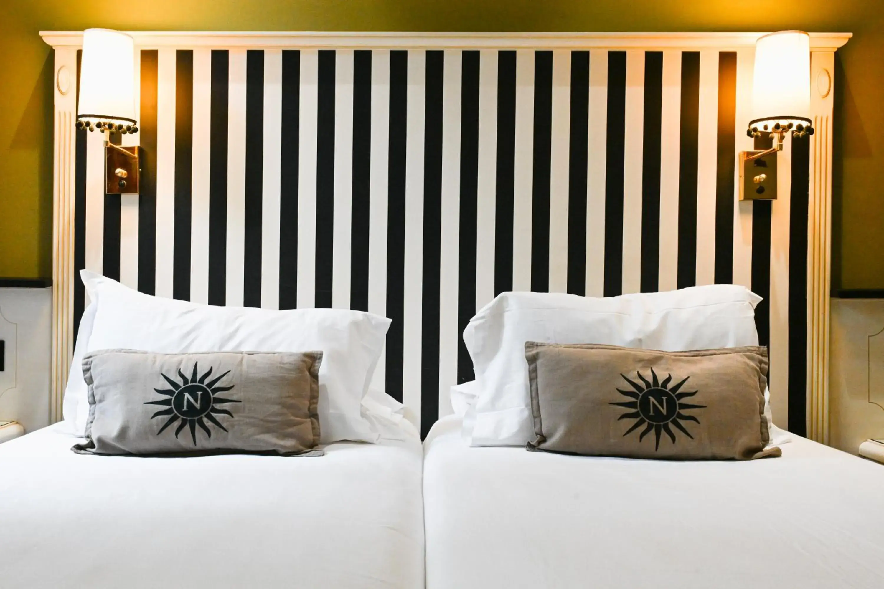 Property building, Bed in Napoleon Property building, Bed in Napoleon