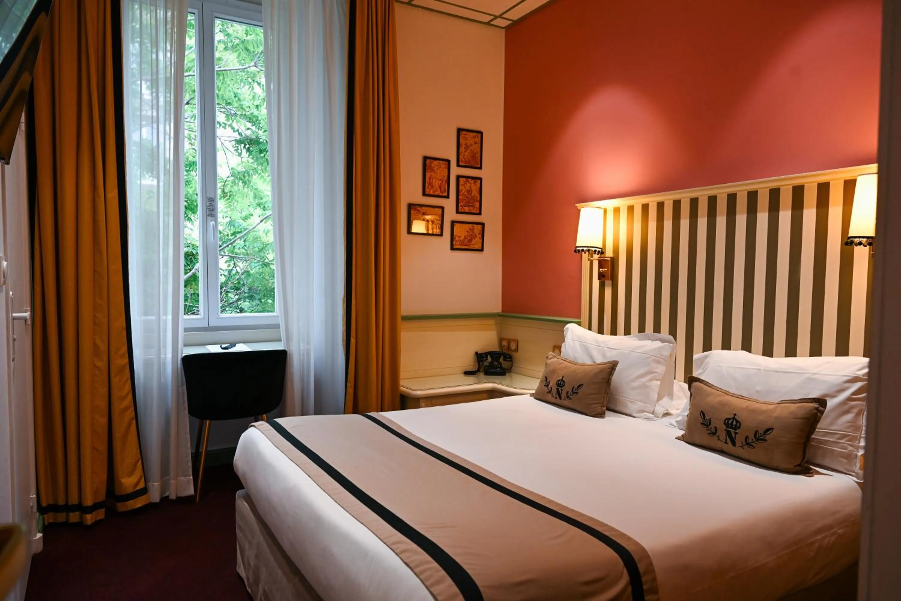 Property building, Bed in Napoleon