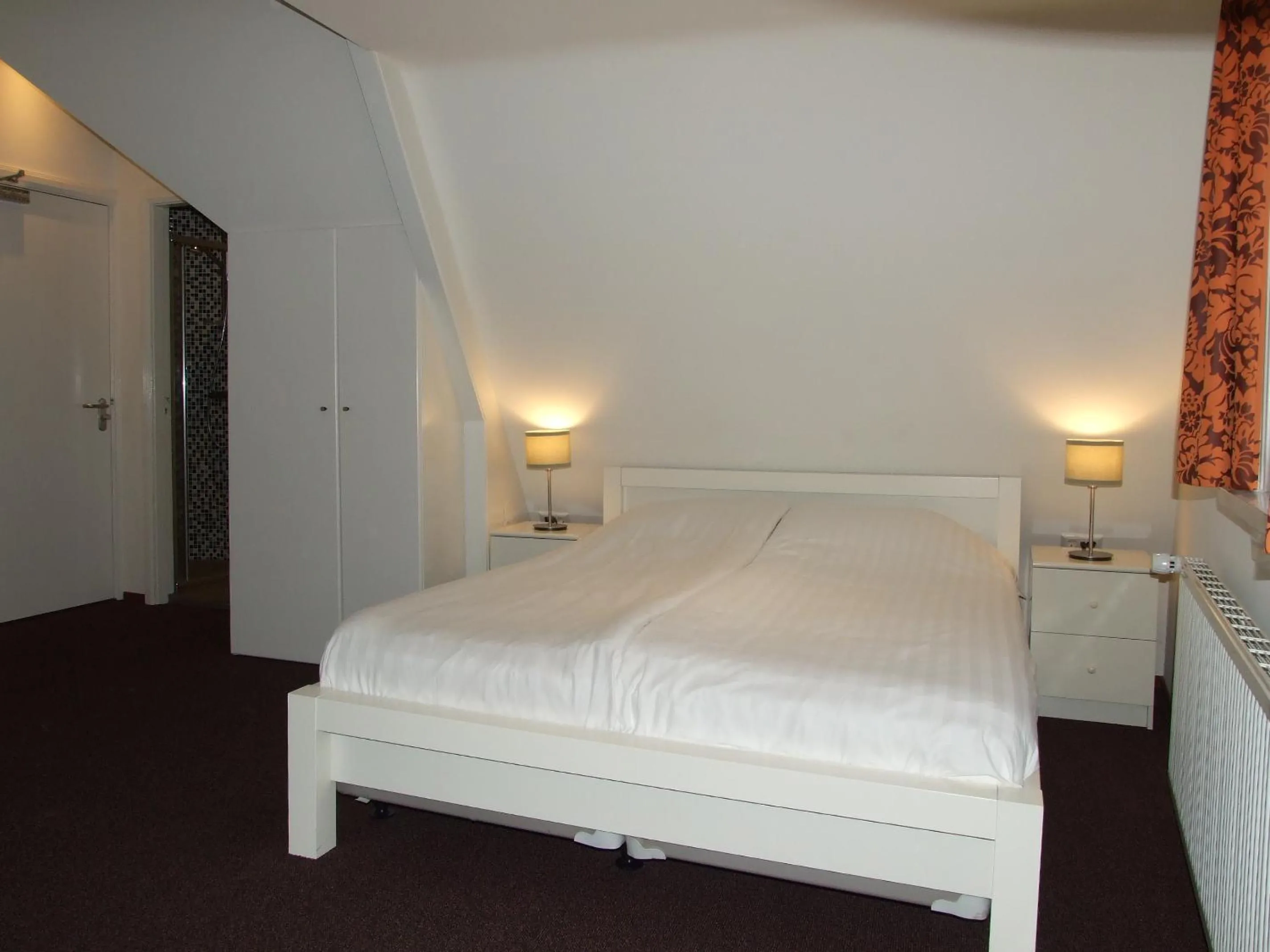 Bed in Meneer Pos