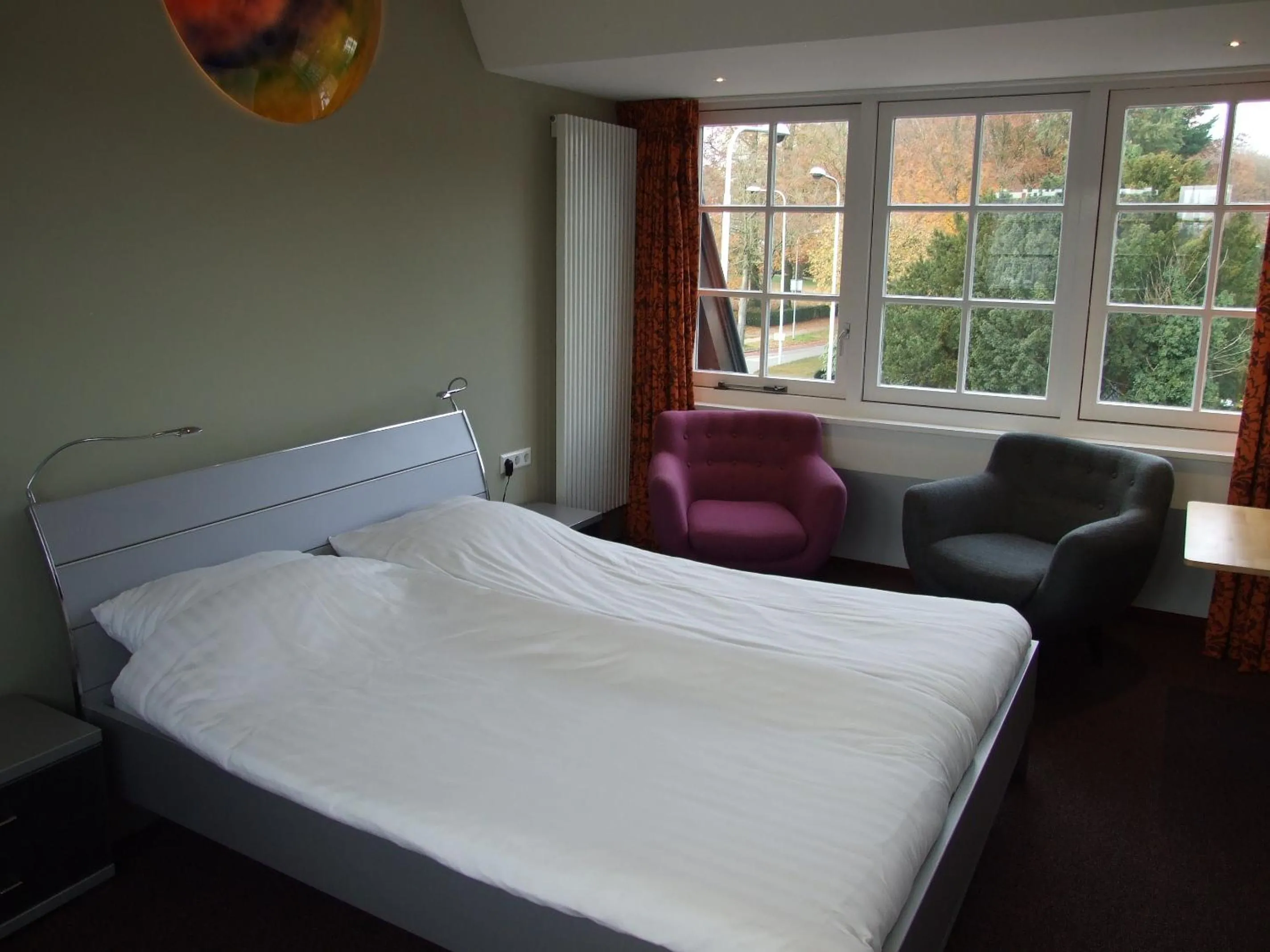 Bed in Meneer Pos