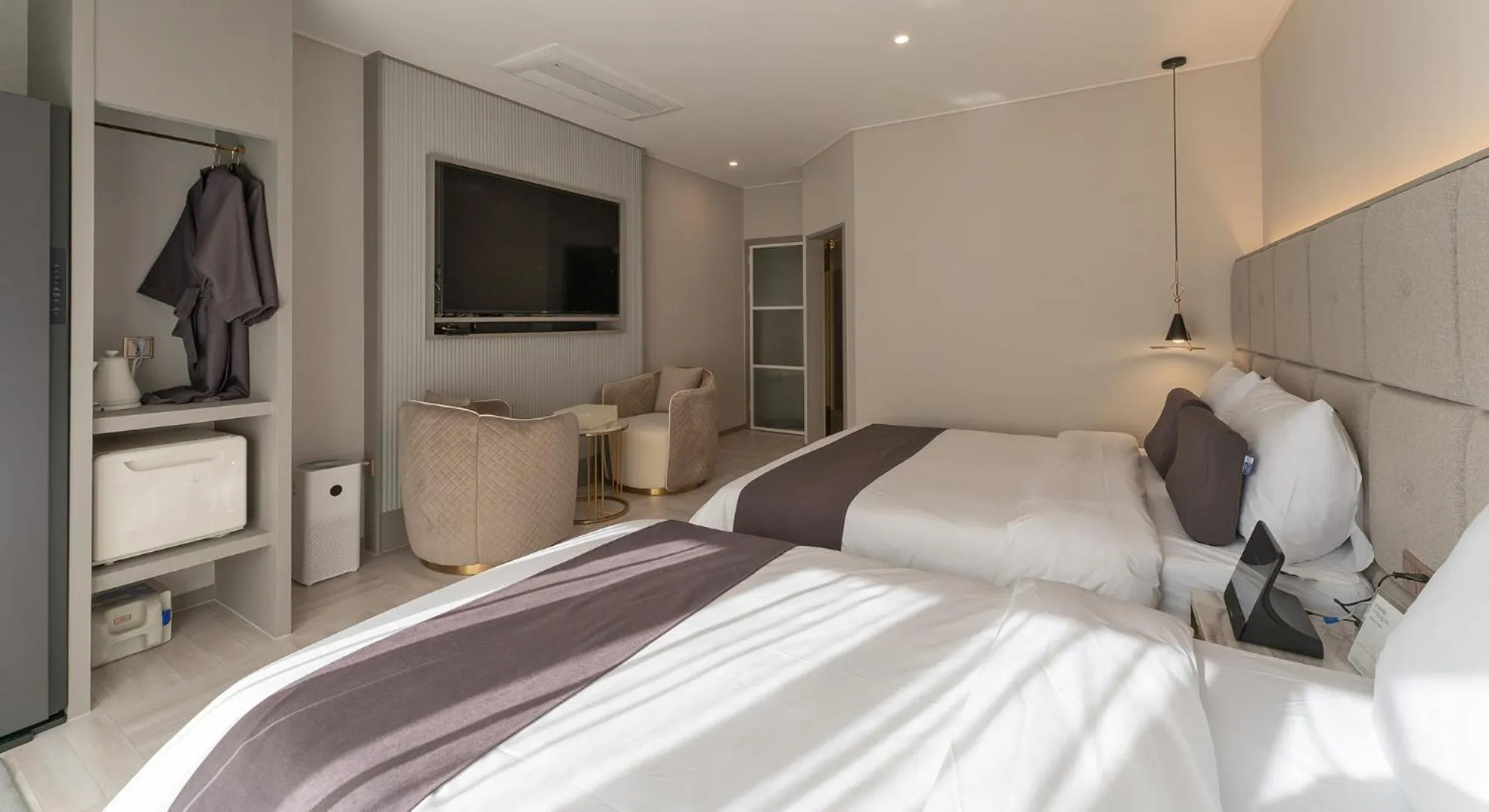 Communal lounge/ TV room, Bed in Denbasta forest Hotel